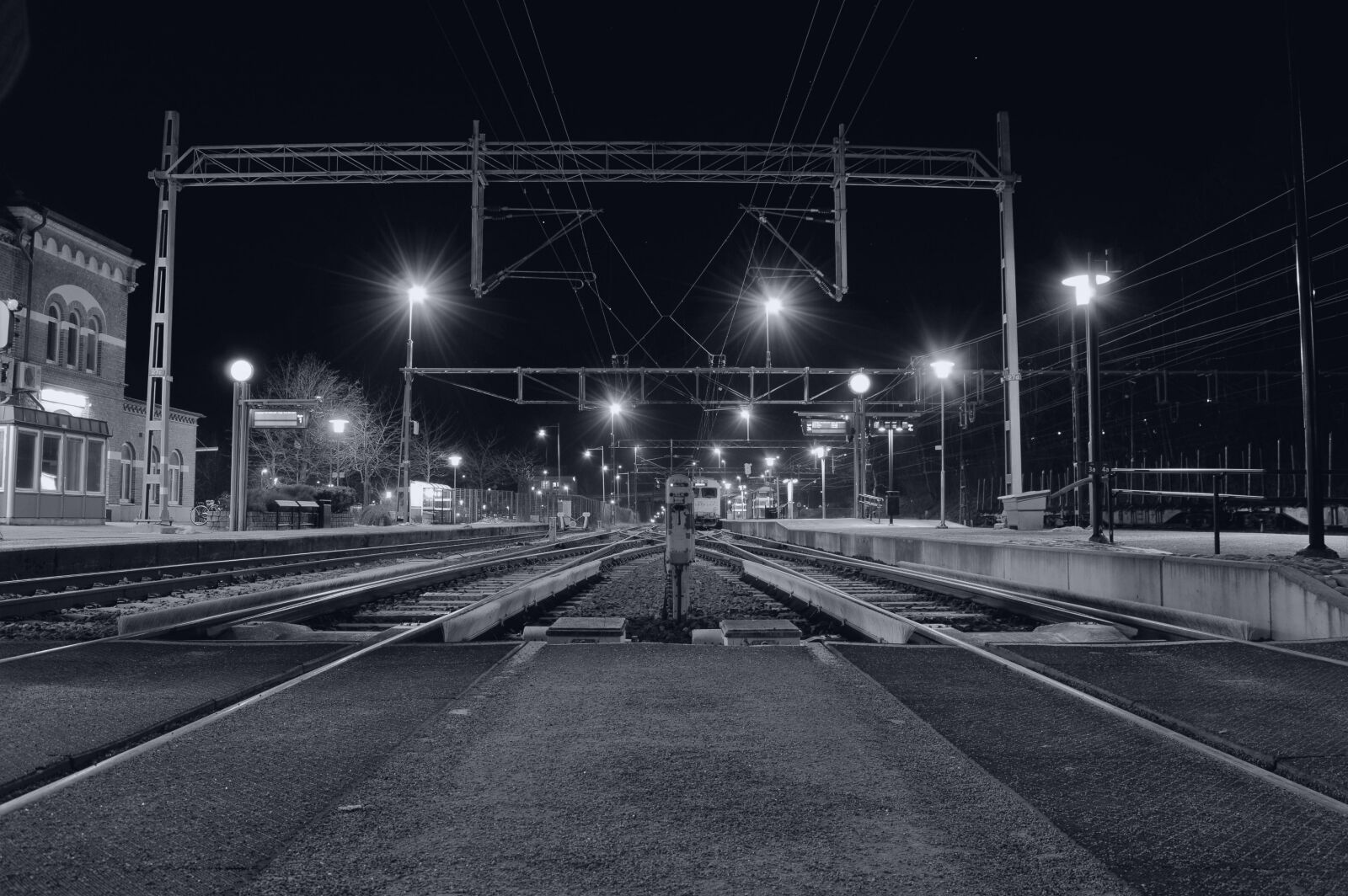 Nikon D3200 sample photo. Evening, light, lights, monochrome photography