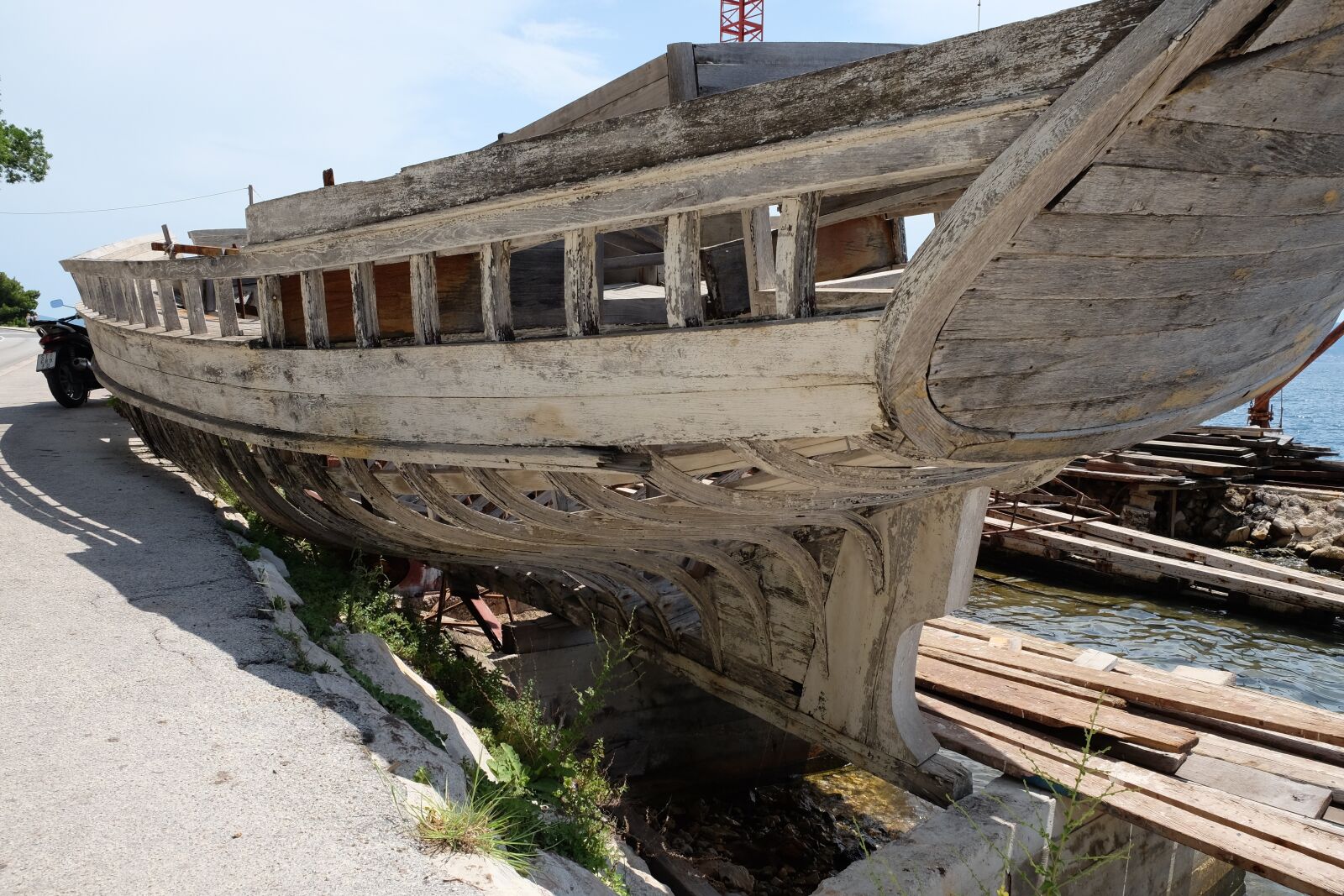 Fujifilm X-T10 sample photo. Boat, skeleton, water photography
