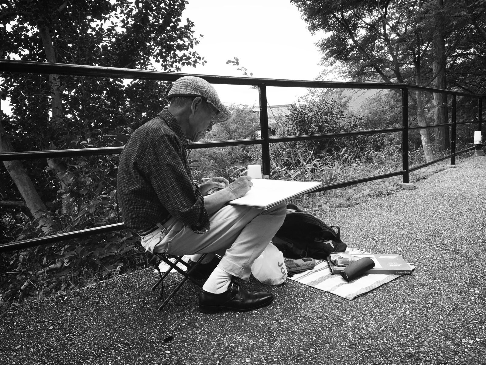 Apple iPhone 6 sample photo. Street, artist, sketching, black photography
