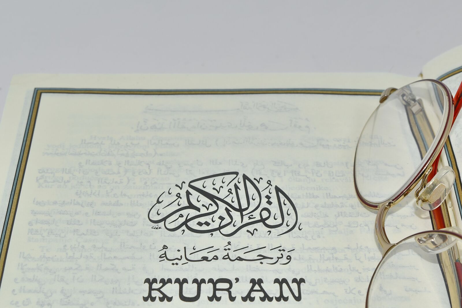 Nikon D5500 sample photo. Arabesque, book, close-up, eyeglasses photography