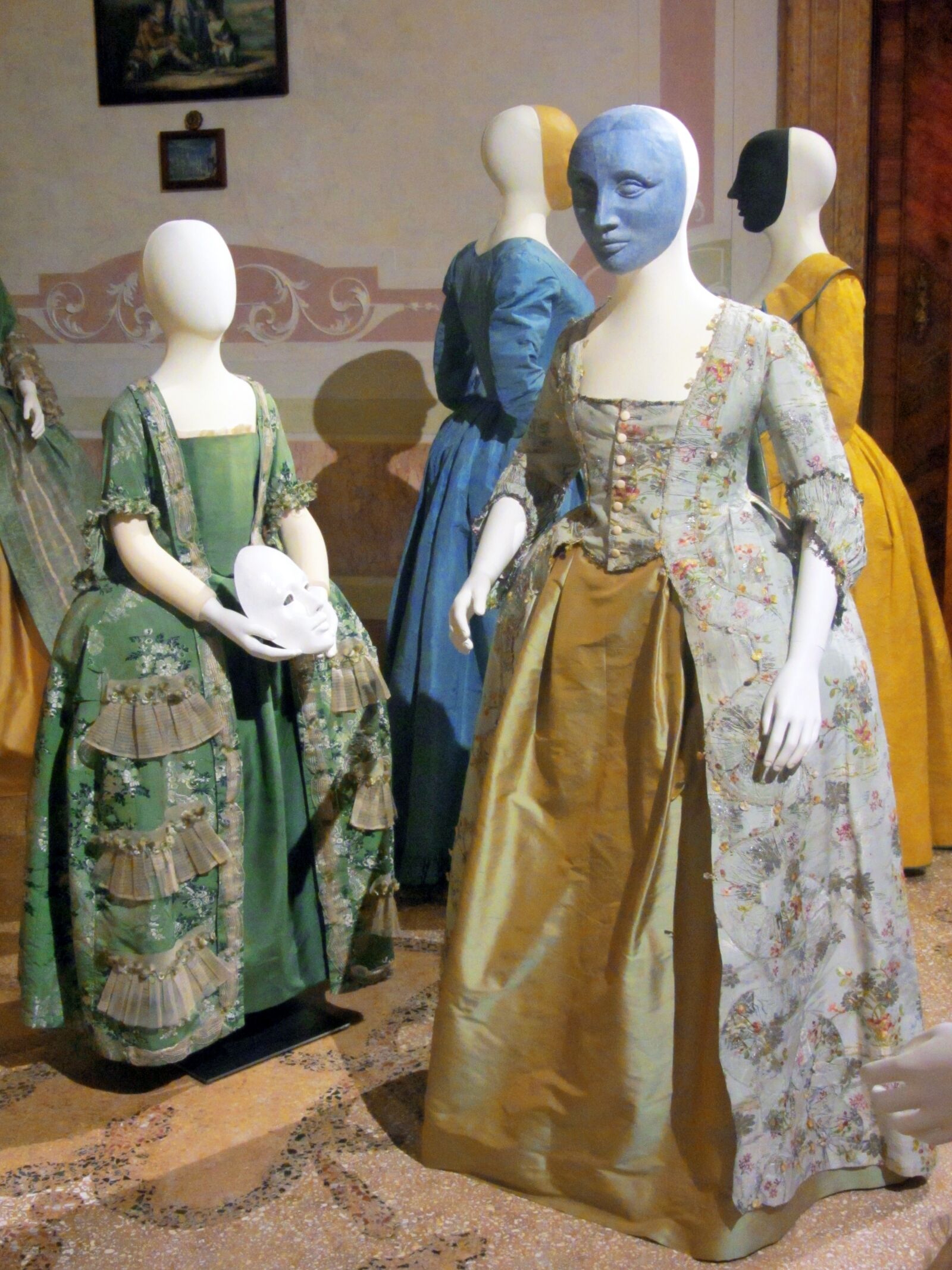 Canon PowerShot SX220 HS sample photo. Museum, venice, clothes photography