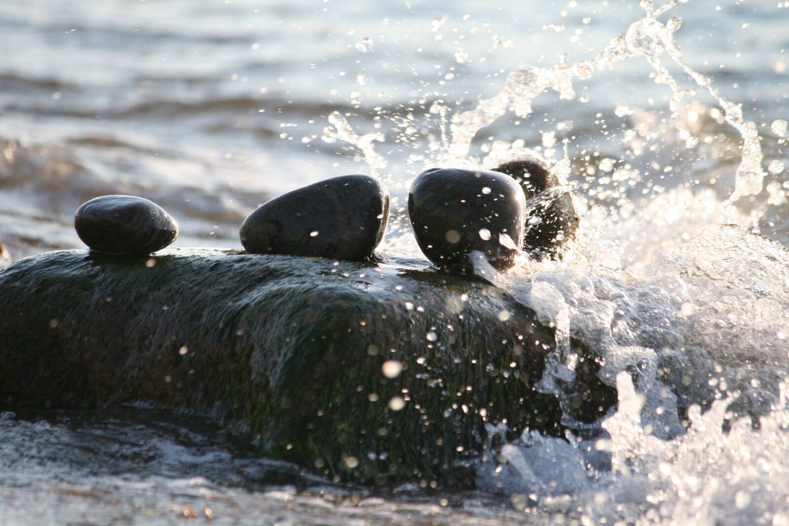 Canon EOS 400D (EOS Digital Rebel XTi / EOS Kiss Digital X) sample photo. Sea, rocks, water photography