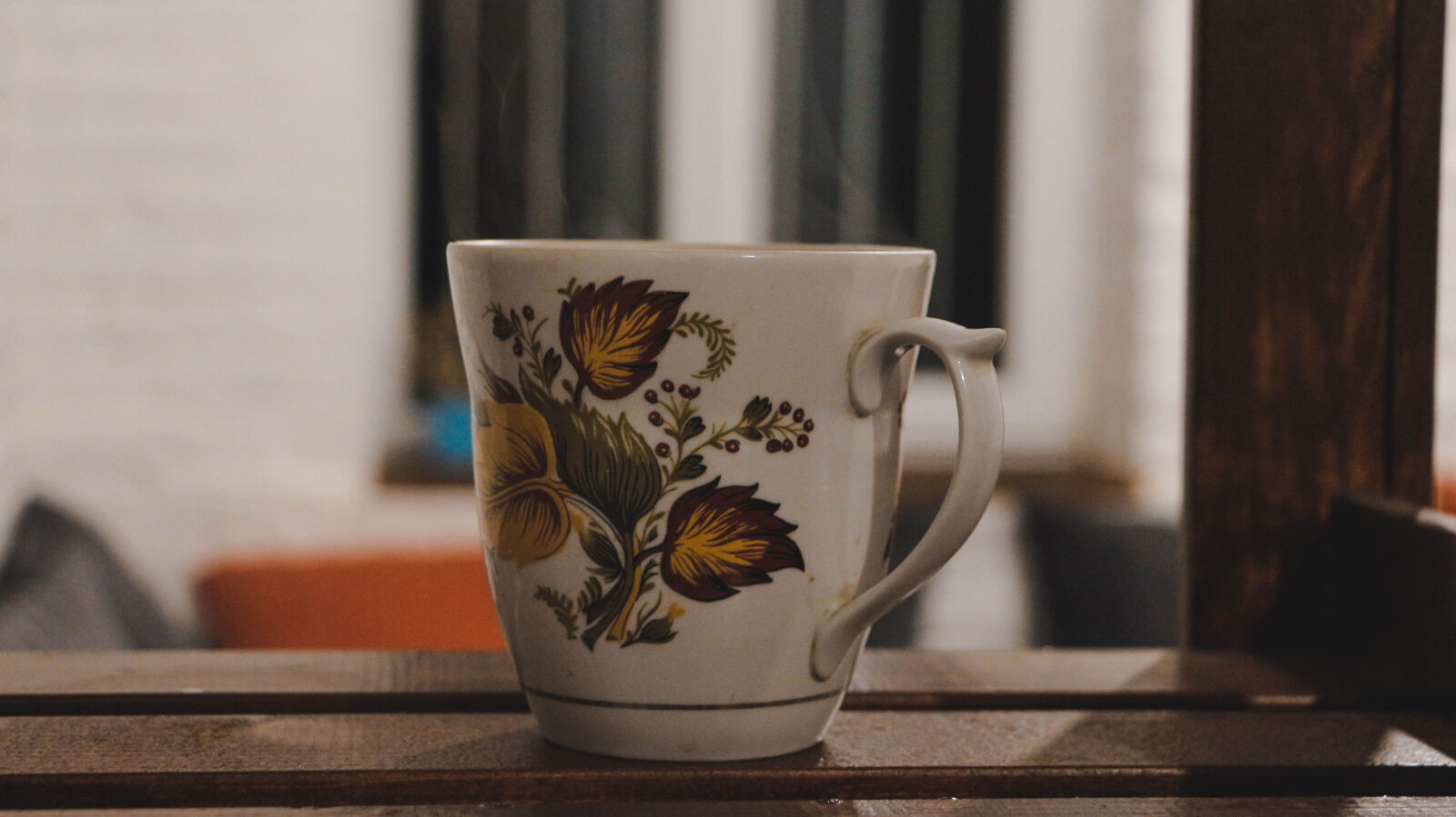 Canon EOS 700D (EOS Rebel T5i / EOS Kiss X7i) sample photo. Atmospheric, big, cup, cafe photography