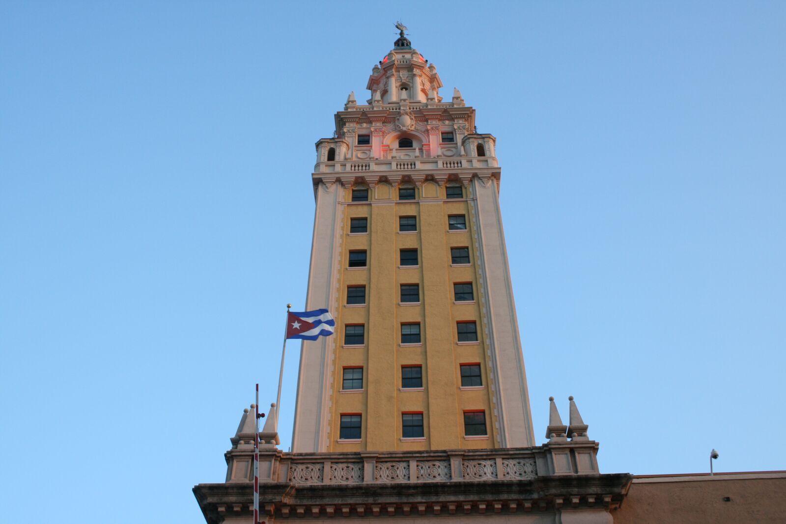 Canon EOS 400D (EOS Digital Rebel XTi / EOS Kiss Digital X) sample photo. Miami, freedom tower, cubans photography