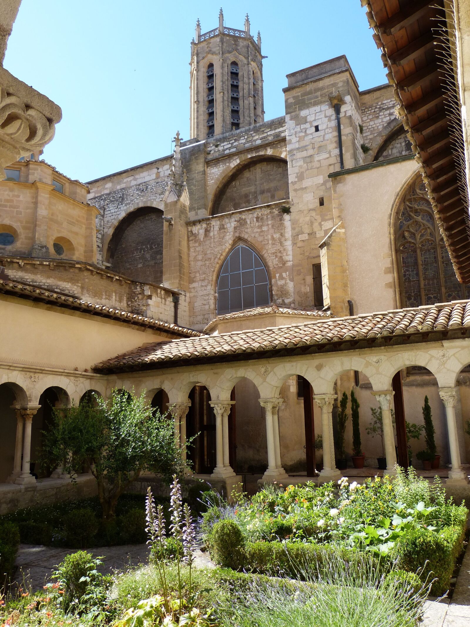 Panasonic Lumix DMC-FZ150 sample photo. Church, cloister, garden photography