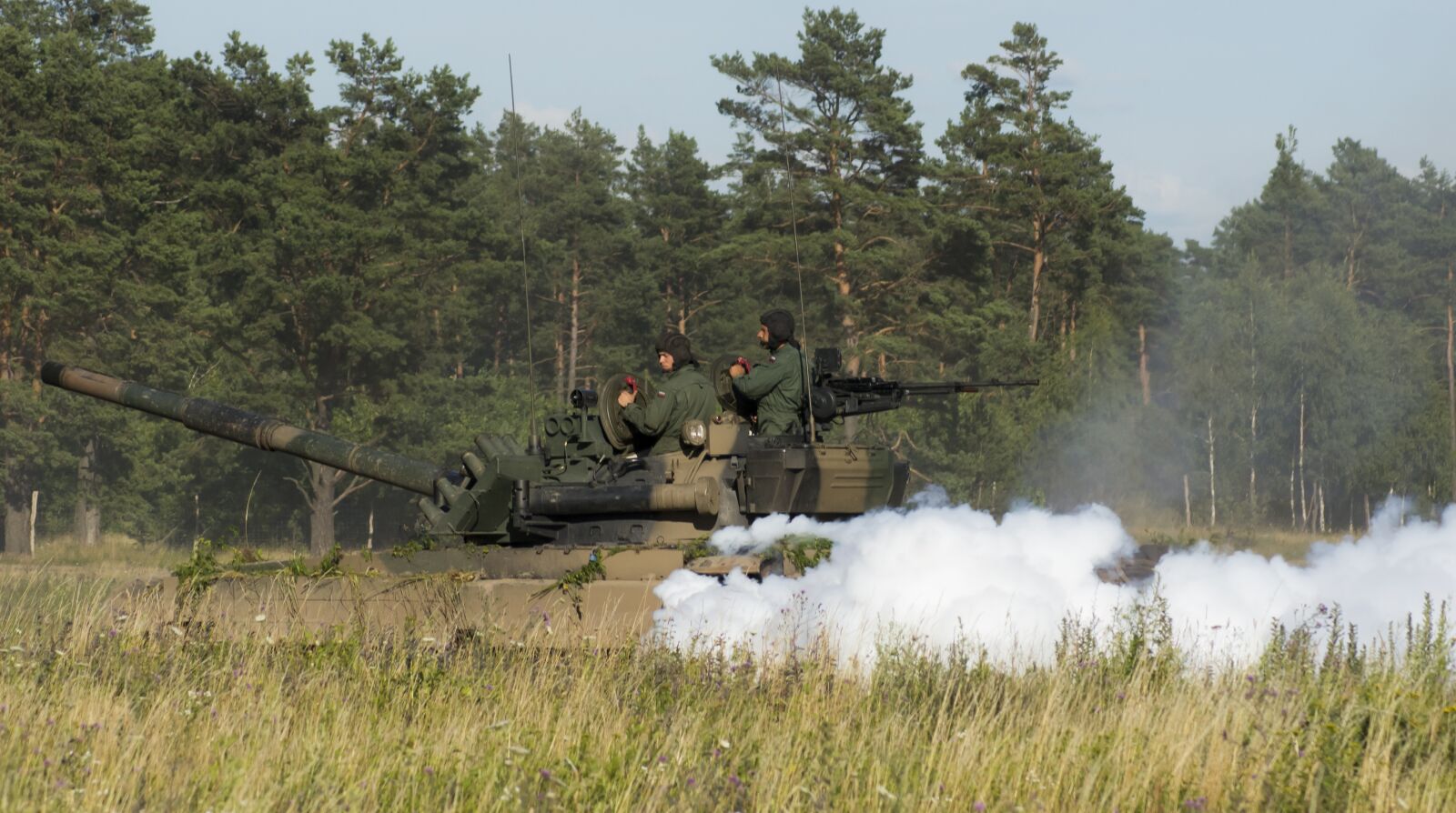 Nikon D7100 sample photo. Pt-91, main battle tank photography