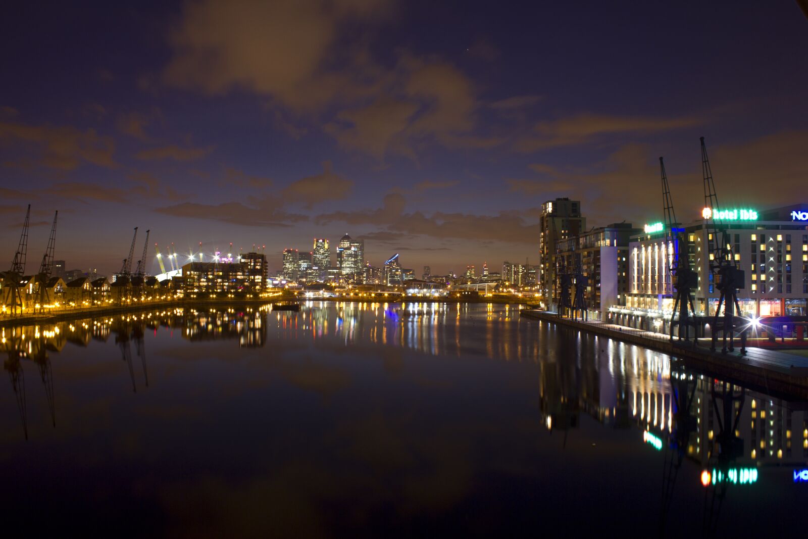 Canon EOS 550D (EOS Rebel T2i / EOS Kiss X4) sample photo. London, docklands, skyline photography
