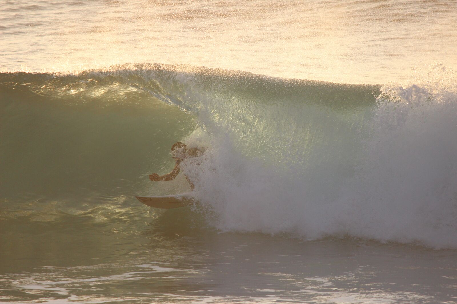 Canon EOS 600D (Rebel EOS T3i / EOS Kiss X5) sample photo. Surfing, tunnel, tube photography