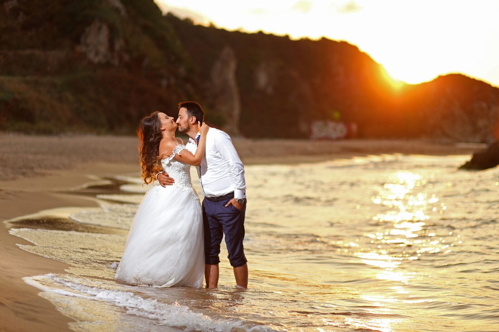 Canon EOS 6D + Canon EF 85mm F1.8 USM sample photo. Wedding photography, newlyweds, husband photography