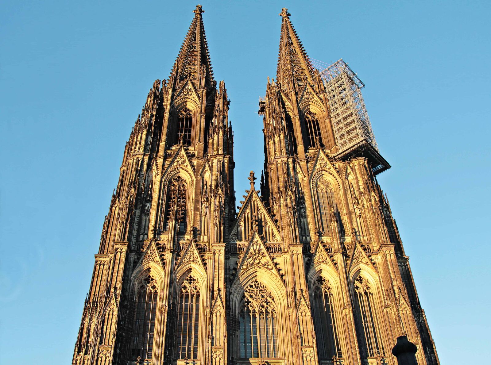 Canon EOS 550D (EOS Rebel T2i / EOS Kiss X4) sample photo. Cathedral, city, architecture, blue photography
