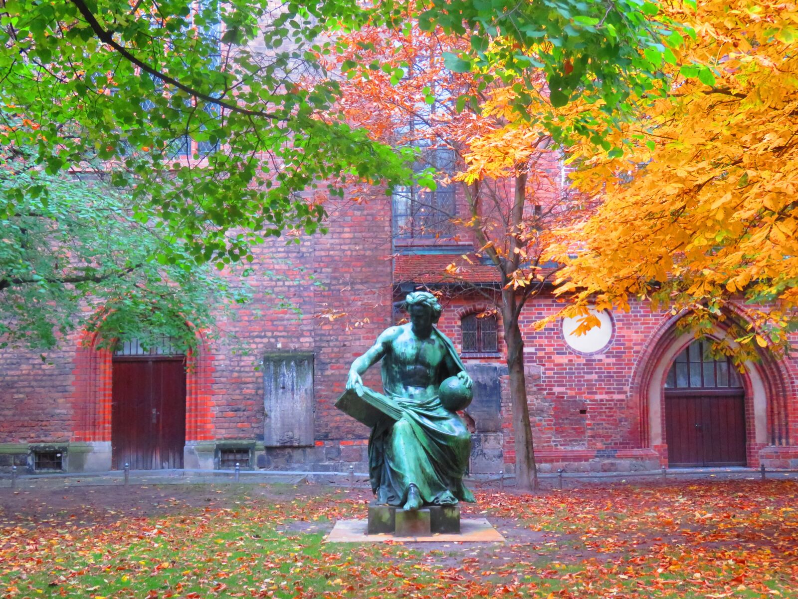Canon PowerShot SX60 HS sample photo. Berlin, statue, nikolaiviertel photography