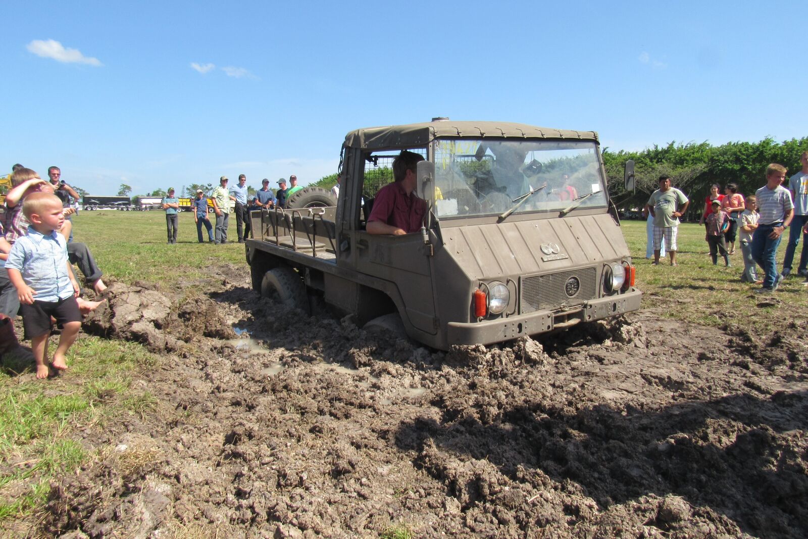 Canon PowerShot SX530 HS sample photo. Pinzgauer, offroad, stuck photography