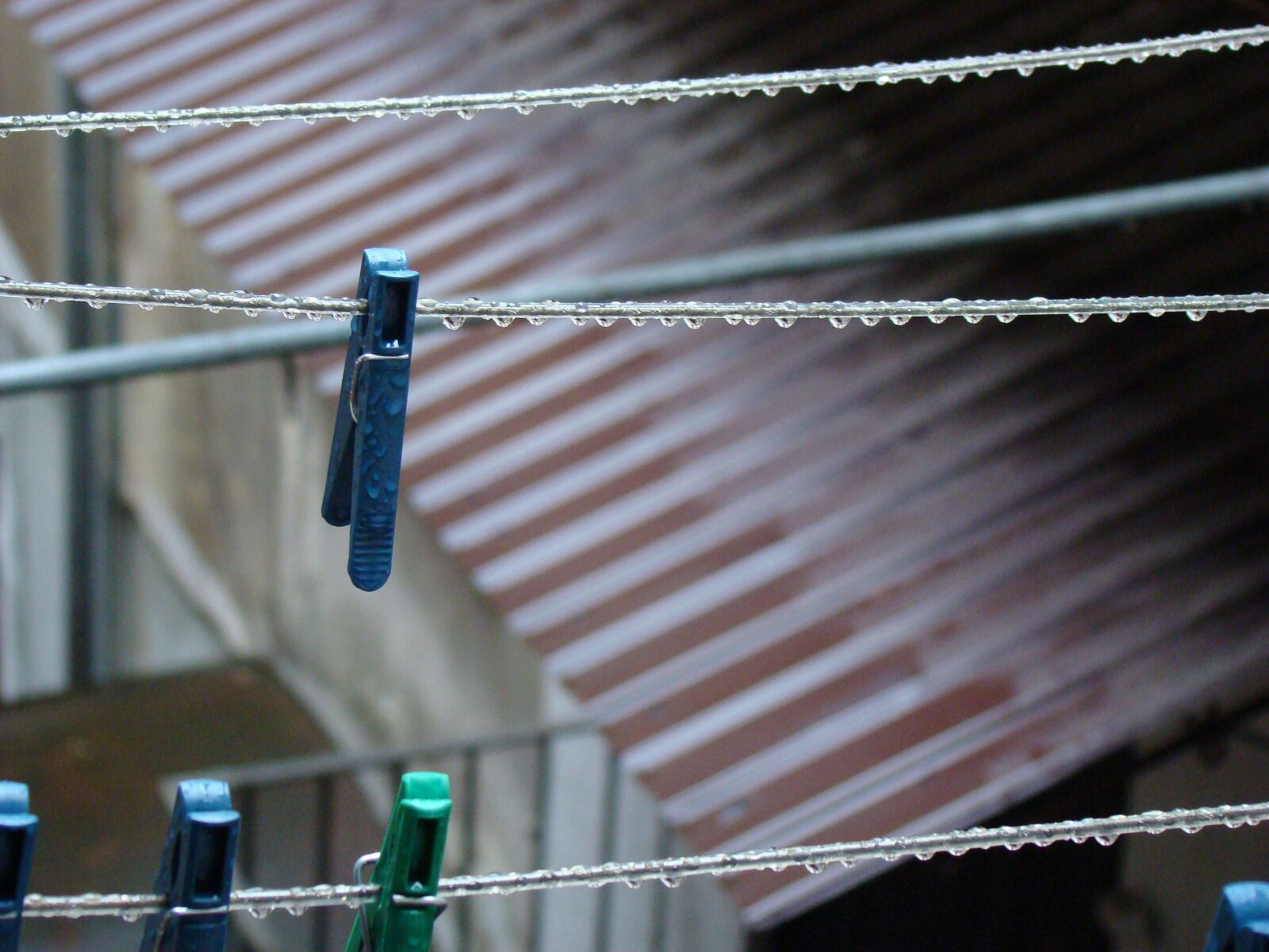 Sony DSC-H9 sample photo. Clothespins, rope, rain photography