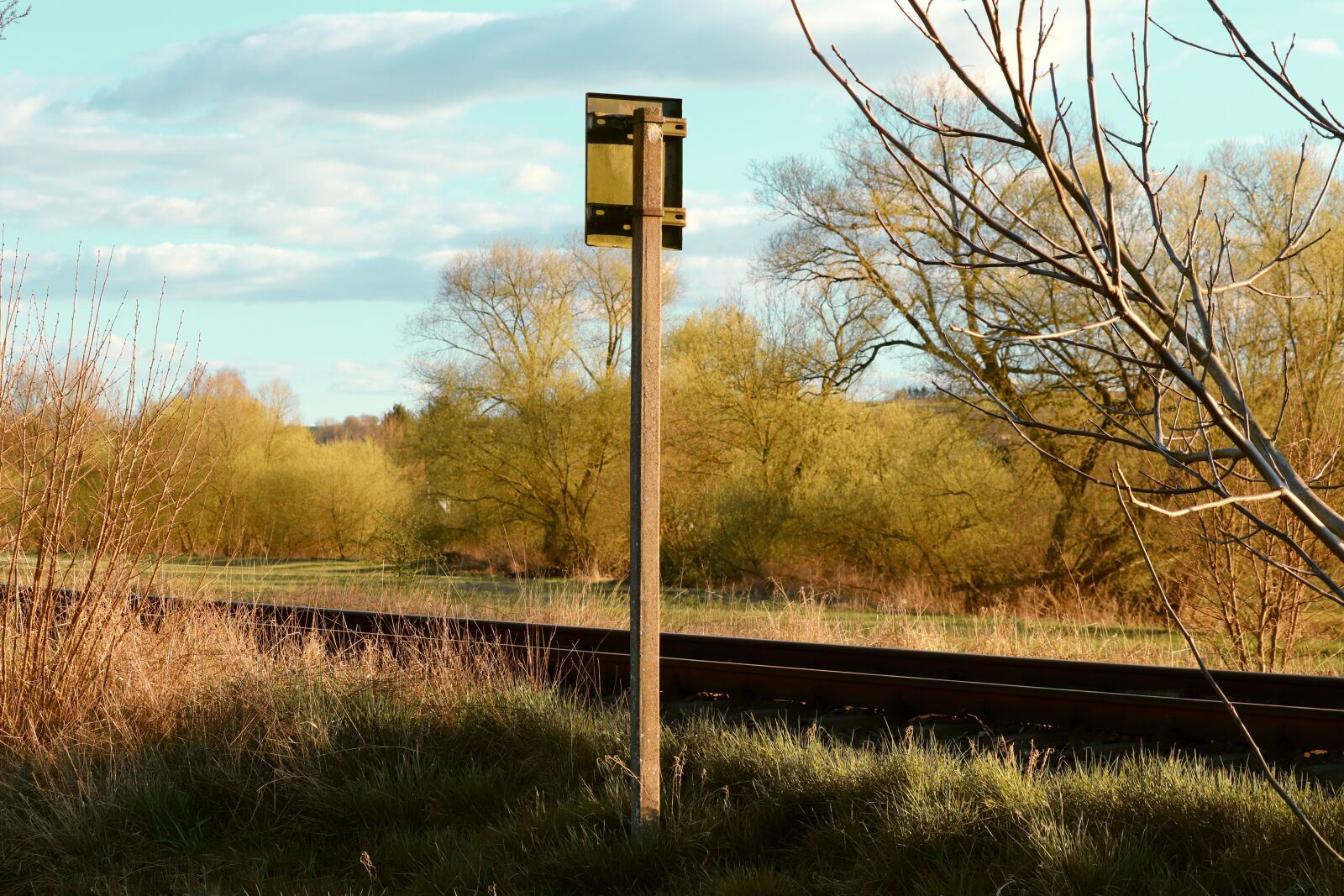 Canon EOS 200D (EOS Rebel SL2 / EOS Kiss X9) sample photo. Rails, shield, billboard photography
