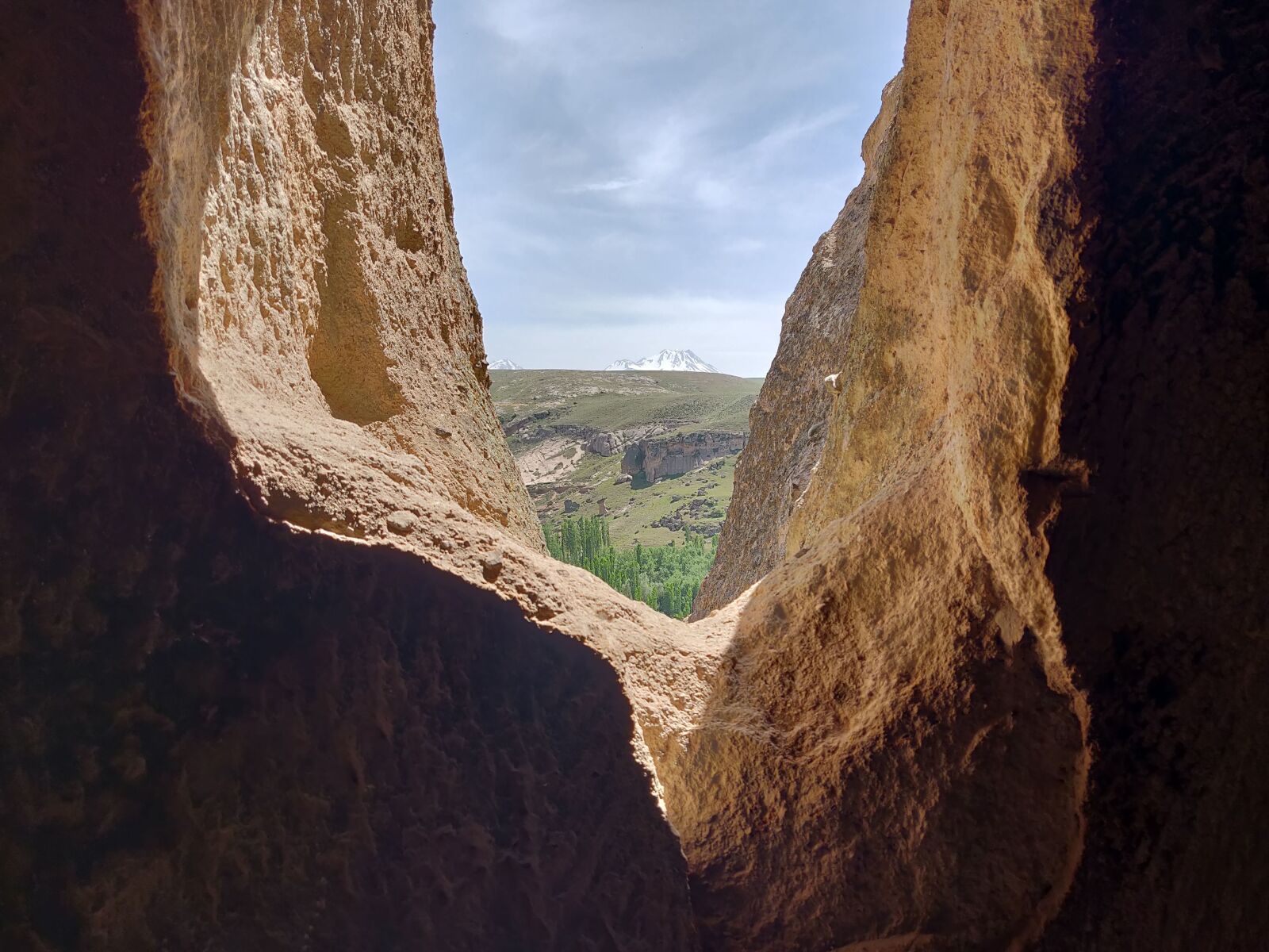 OnePlus 6 sample photo. Mountain, city, window photography