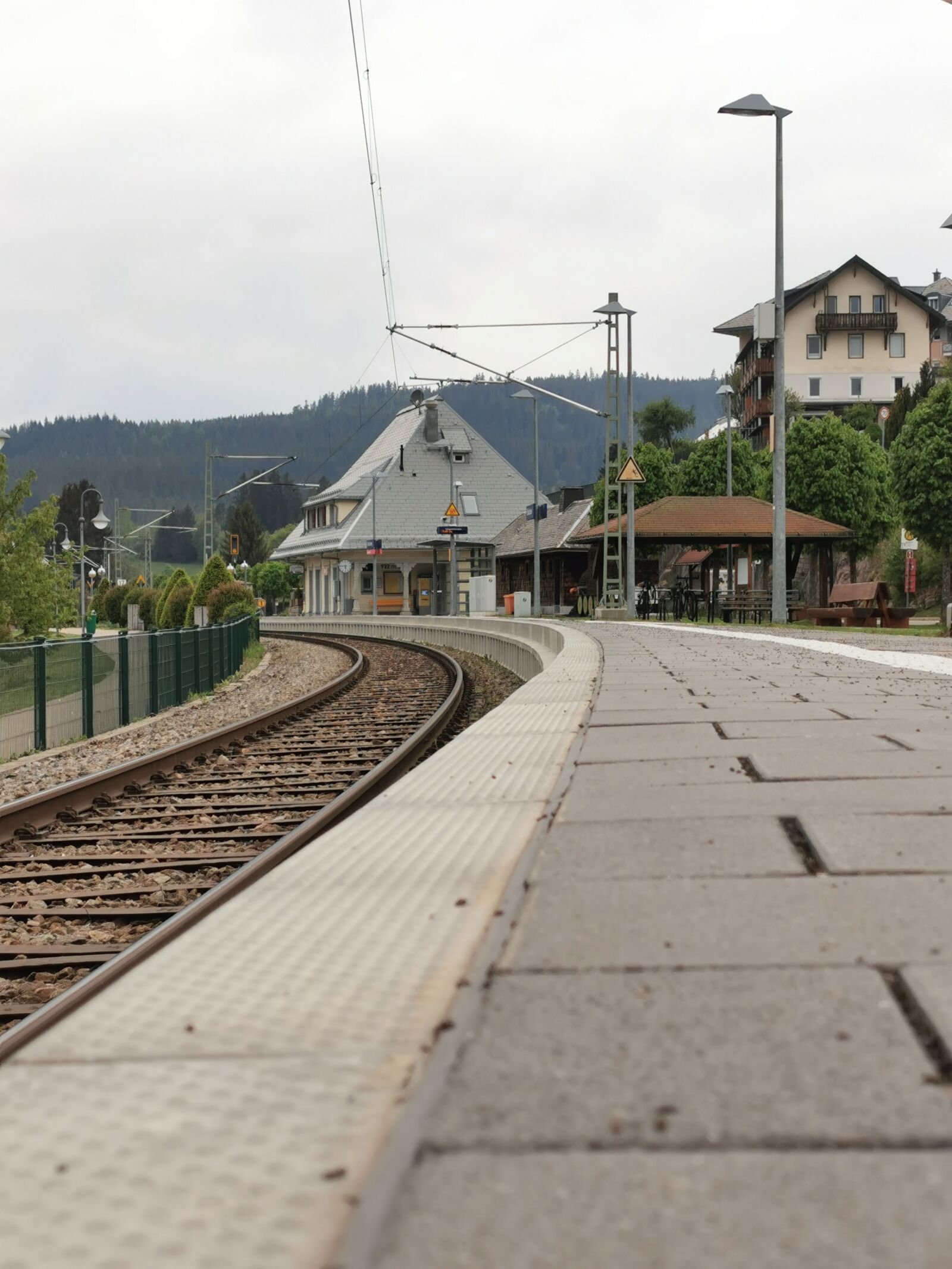 HUAWEI P30 Pro sample photo. Train, train station, tracks photography