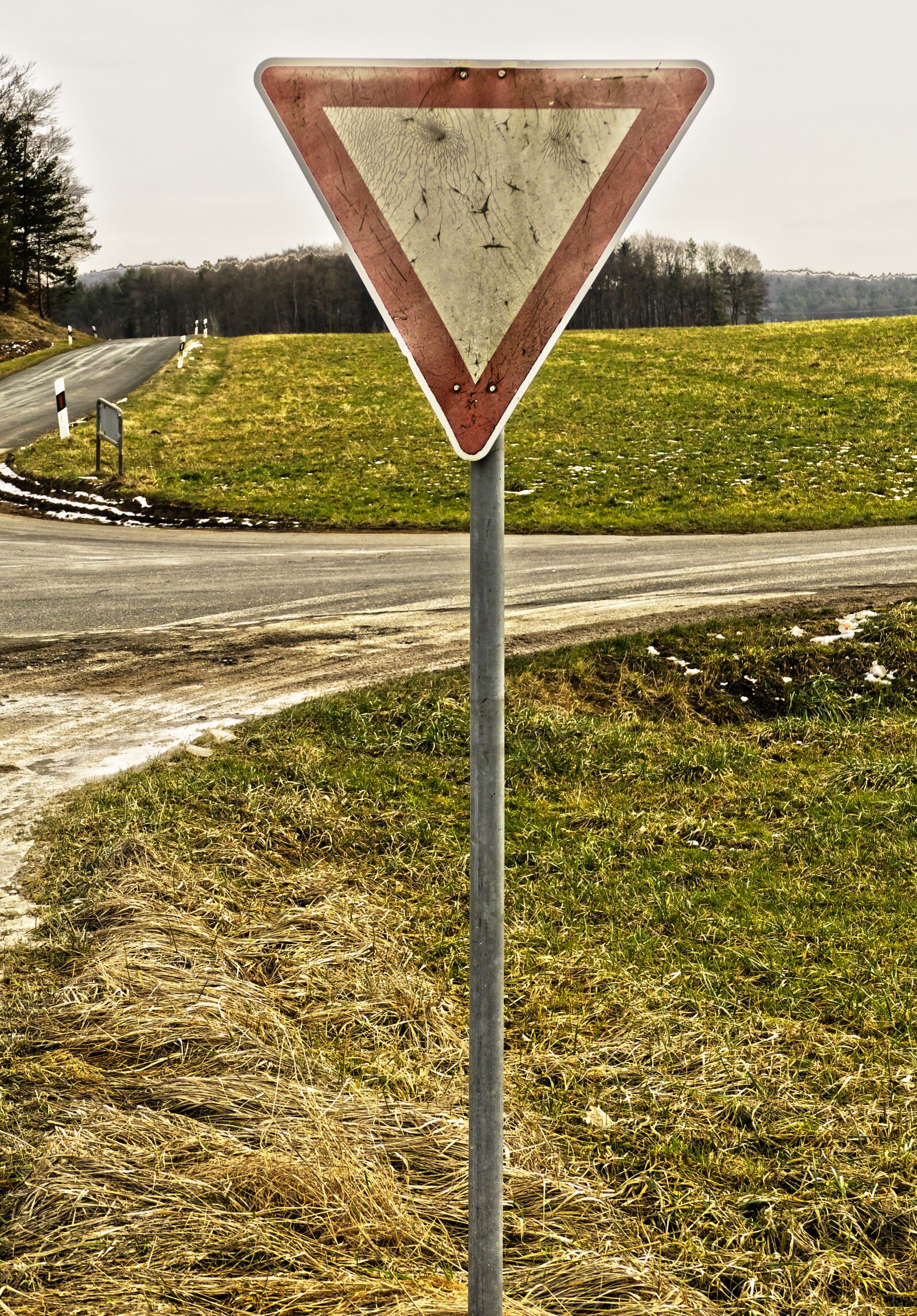 Panasonic Lumix DMC-FZ1000 sample photo. Yield, traffic sign, warning photography