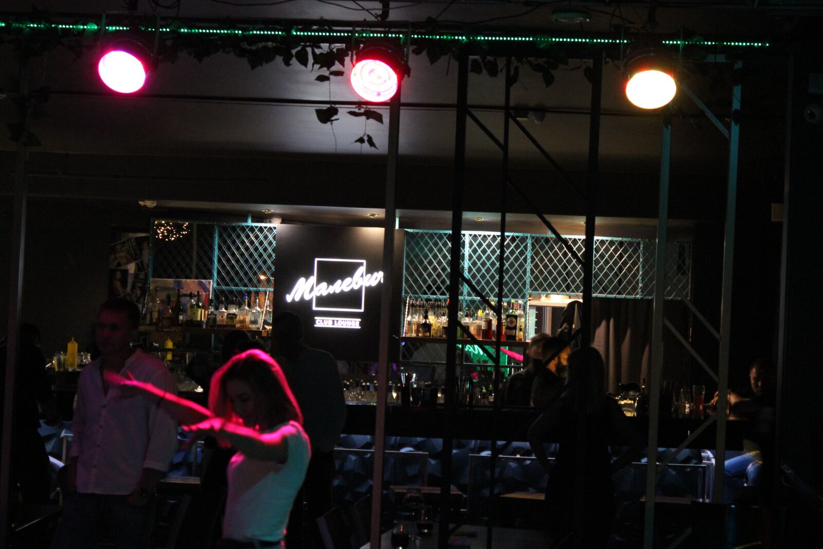 Canon EOS 600D (Rebel EOS T3i / EOS Kiss X5) sample photo. Club, café, bar photography