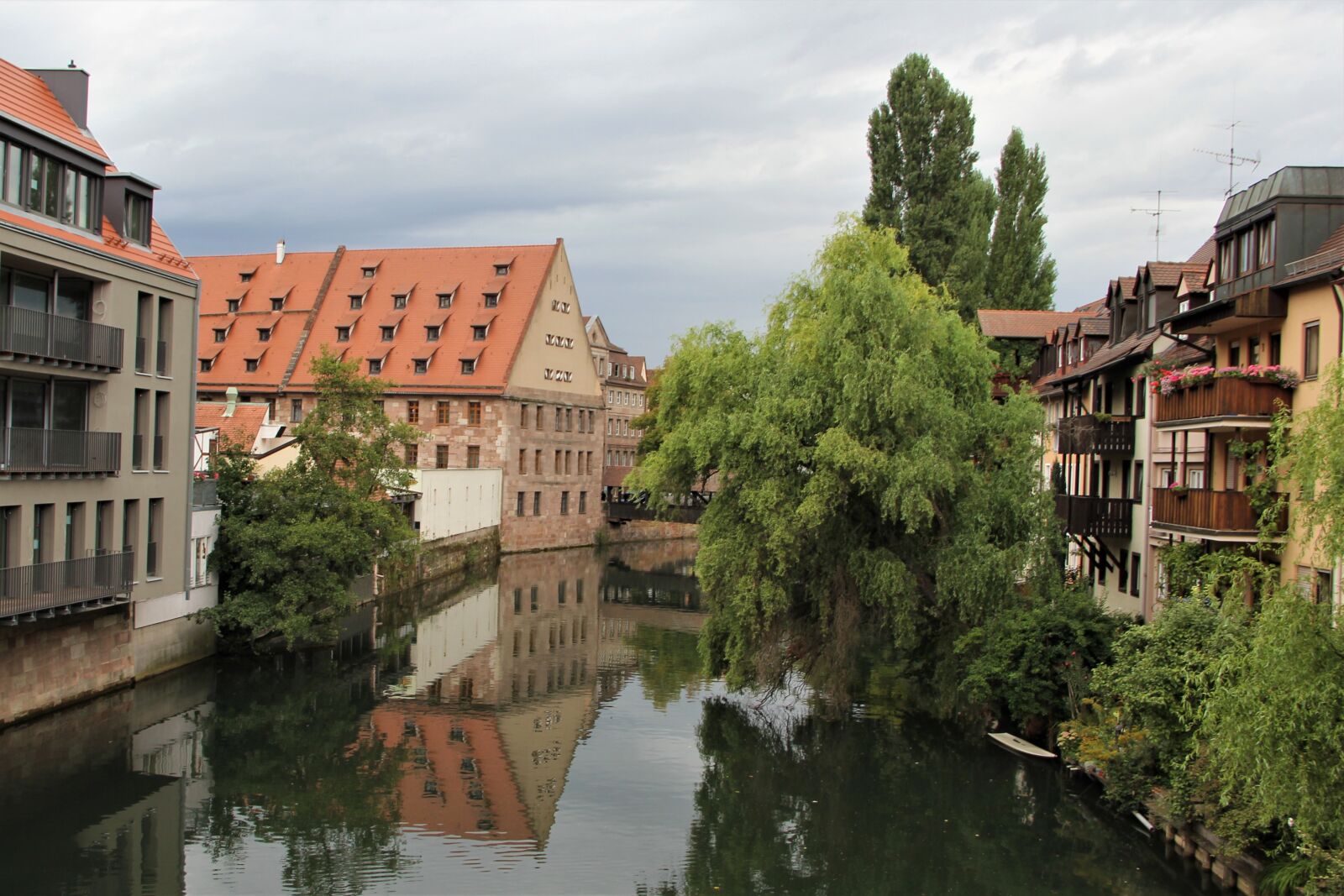 Canon EF-S 18-135mm F3.5-5.6 IS sample photo. Nuremberg, river, reflection photography