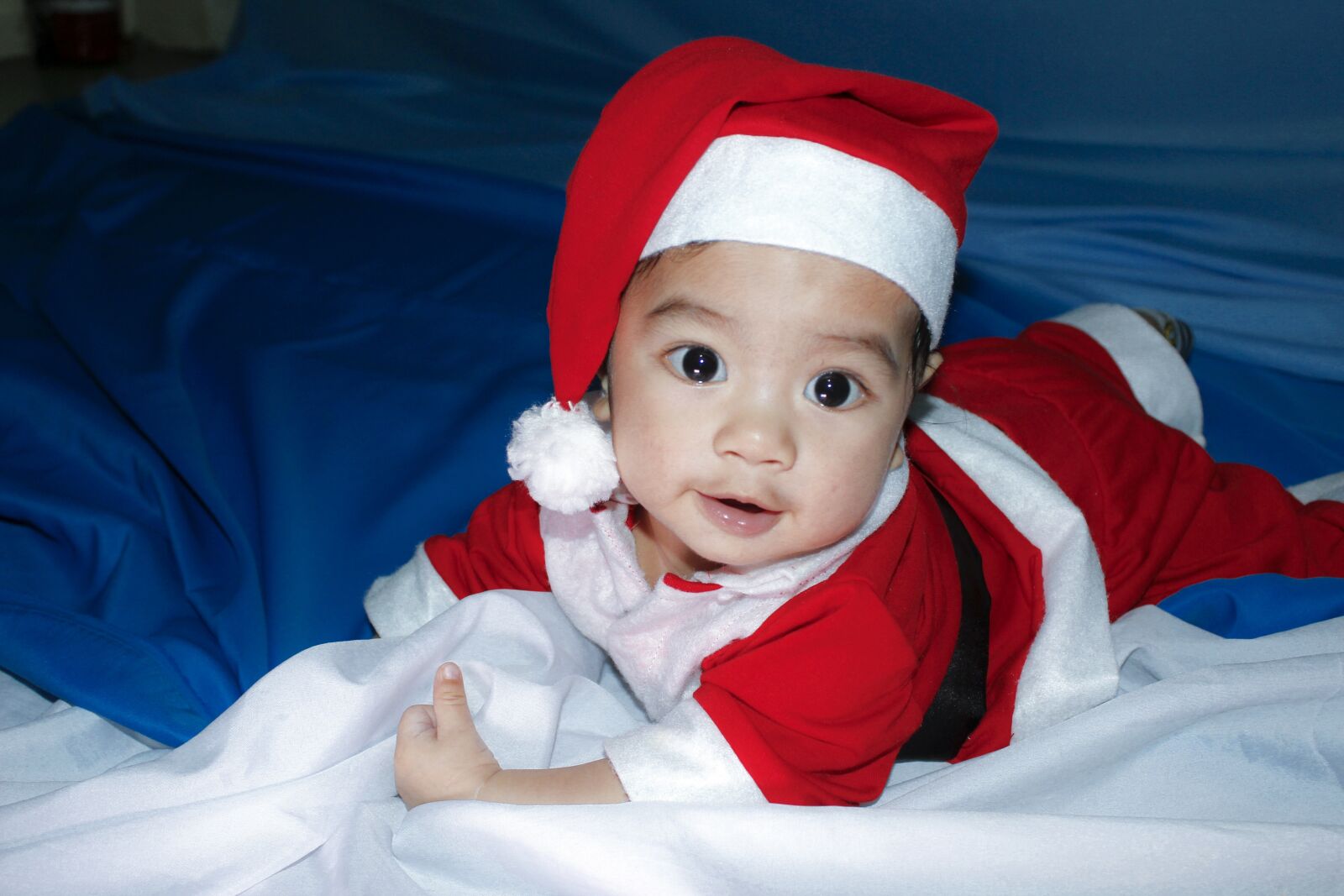 Canon EOS 600D (Rebel EOS T3i / EOS Kiss X5) + Canon EF-S 18-55mm F3.5-5.6 IS II sample photo. Baby, santa, holiday photography