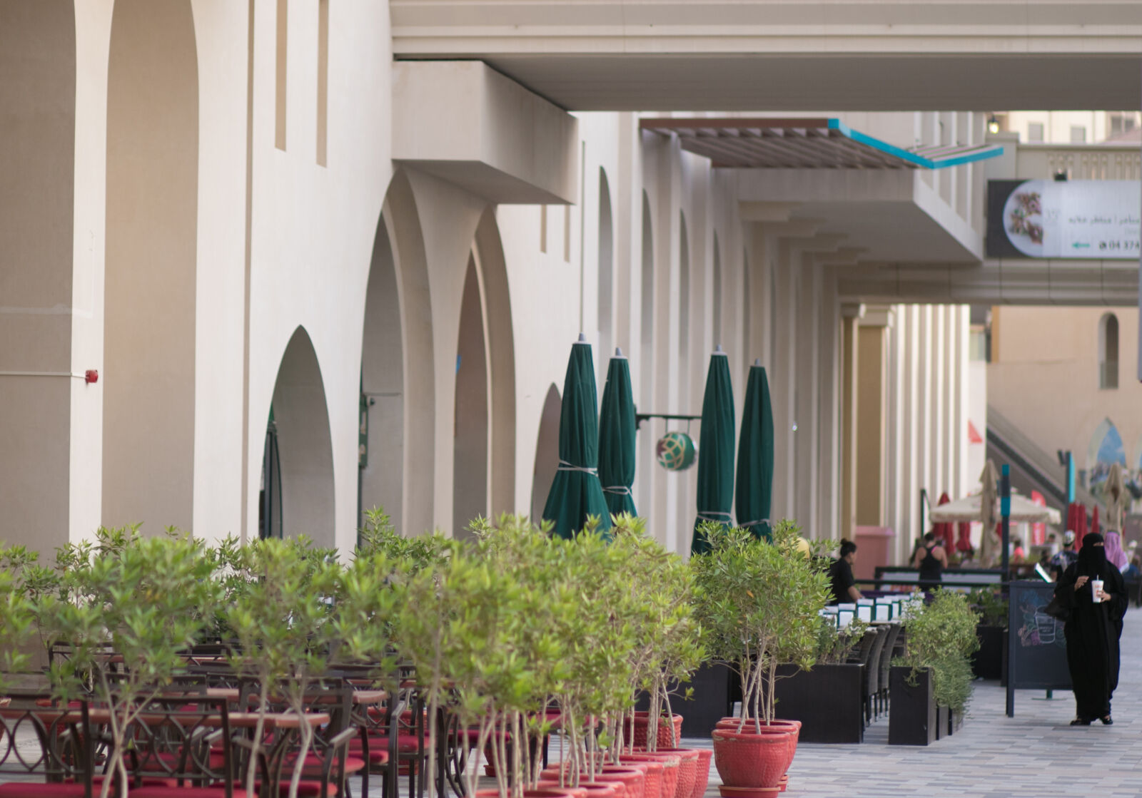 Canon EF 85mm F1.8 USM sample photo. Dubai, street, cafe, walk photography