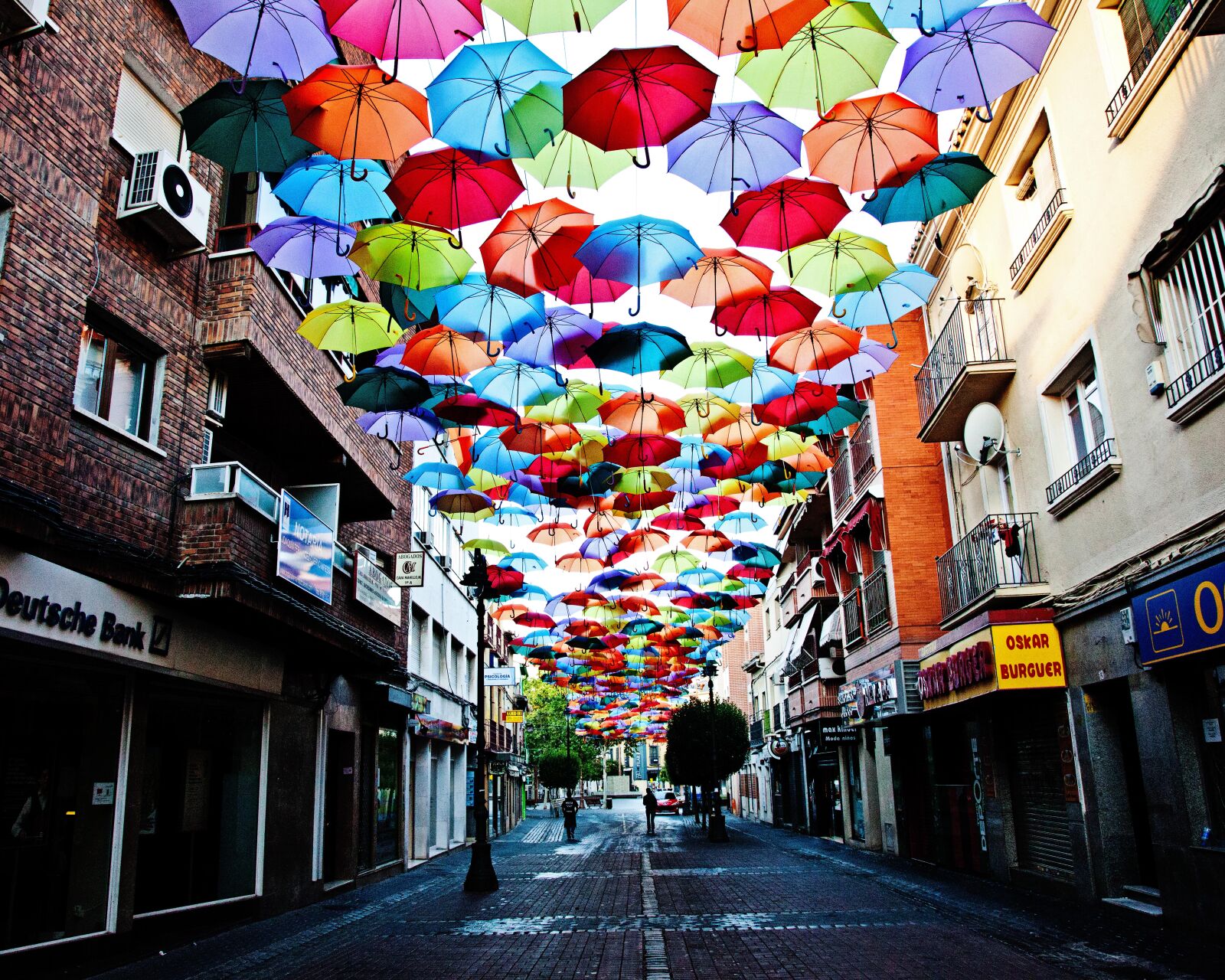 Canon EOS 5D Mark II sample photo. Bright, colours, spain, street photography