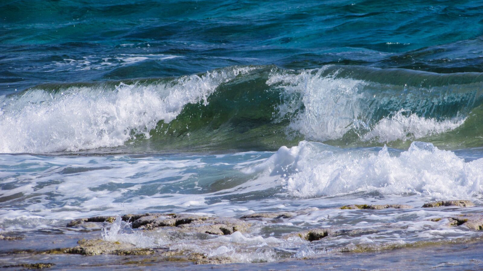 Canon PowerShot SX400 IS sample photo. Wave, smashing, sea photography
