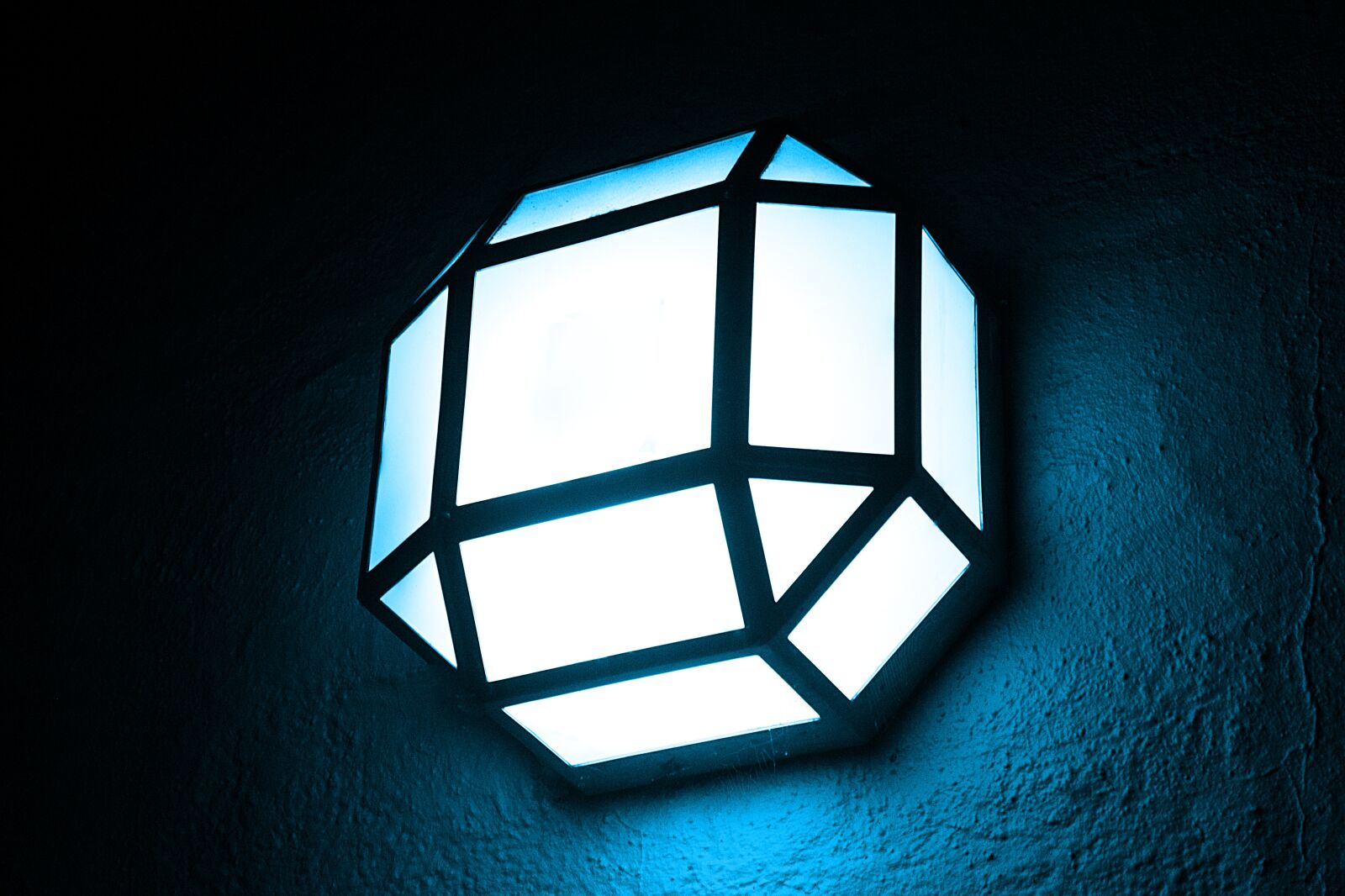 Canon EOS 1300D (EOS Rebel T6 / EOS Kiss X80) sample photo. Lamp, blue, light photography