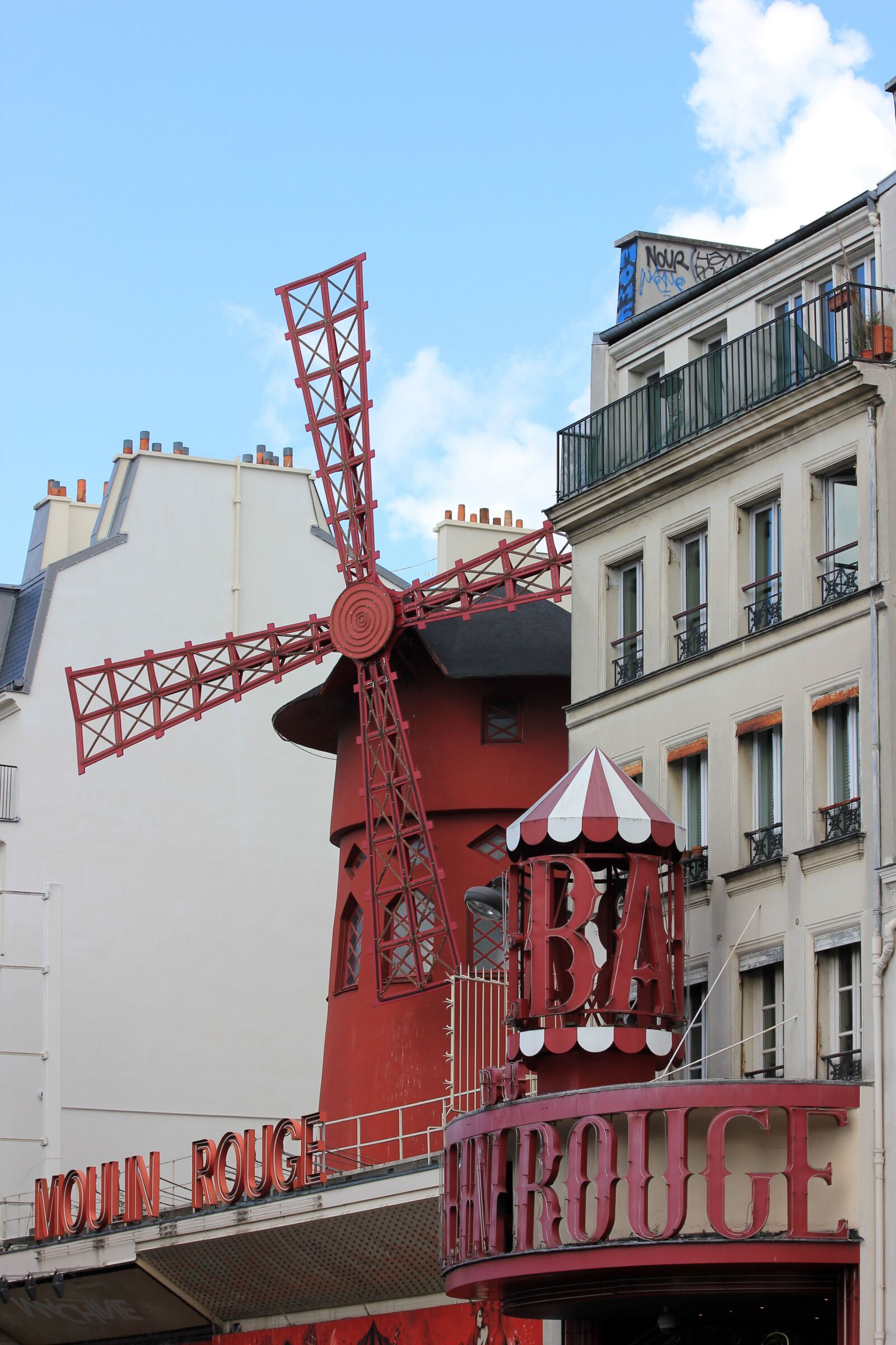 Canon EOS 550D (EOS Rebel T2i / EOS Kiss X4) sample photo. Paris, capital, red mill photography