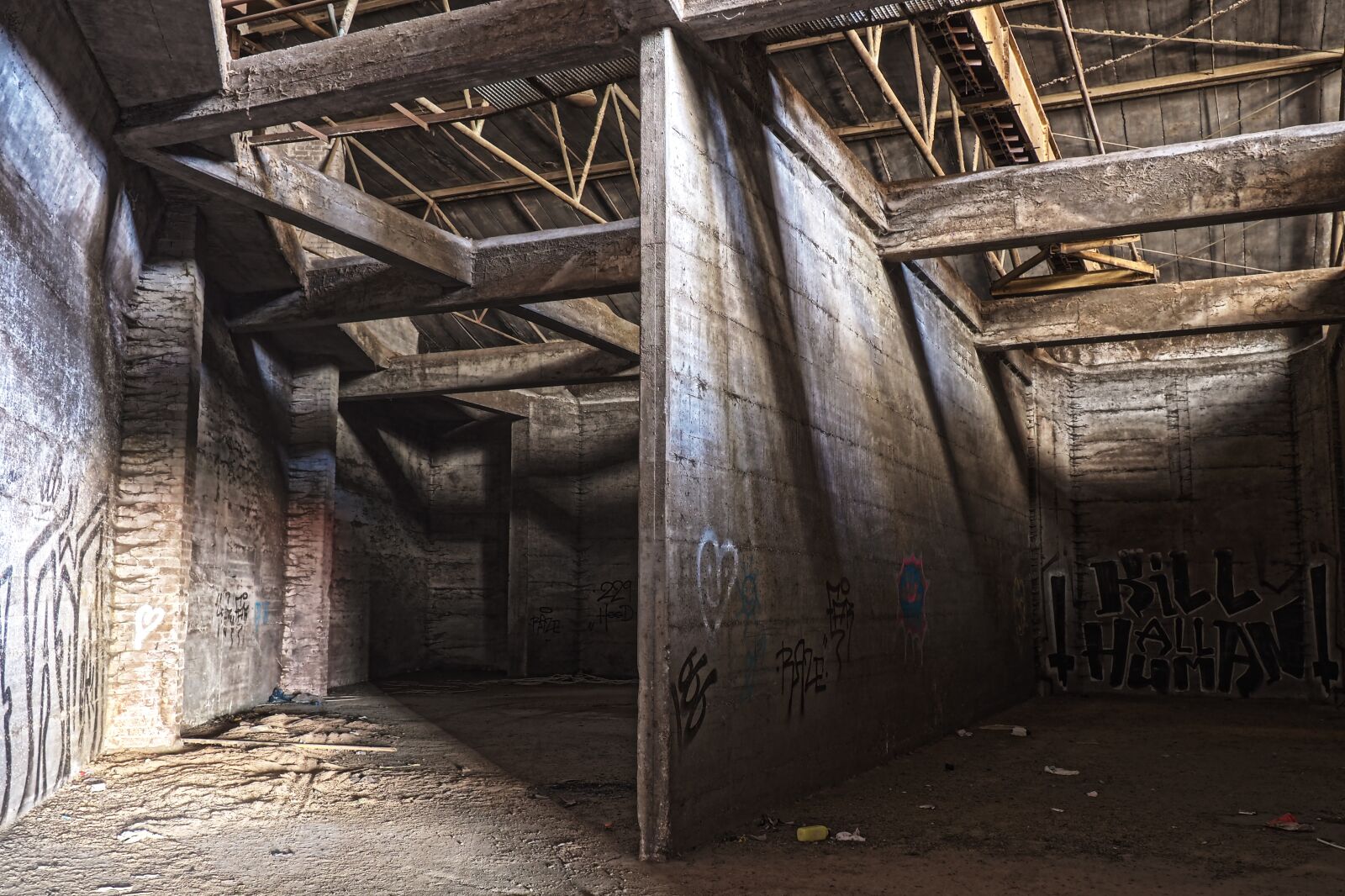 Olympus OM-D E-M10 sample photo. Architecture, abandoned, old photography