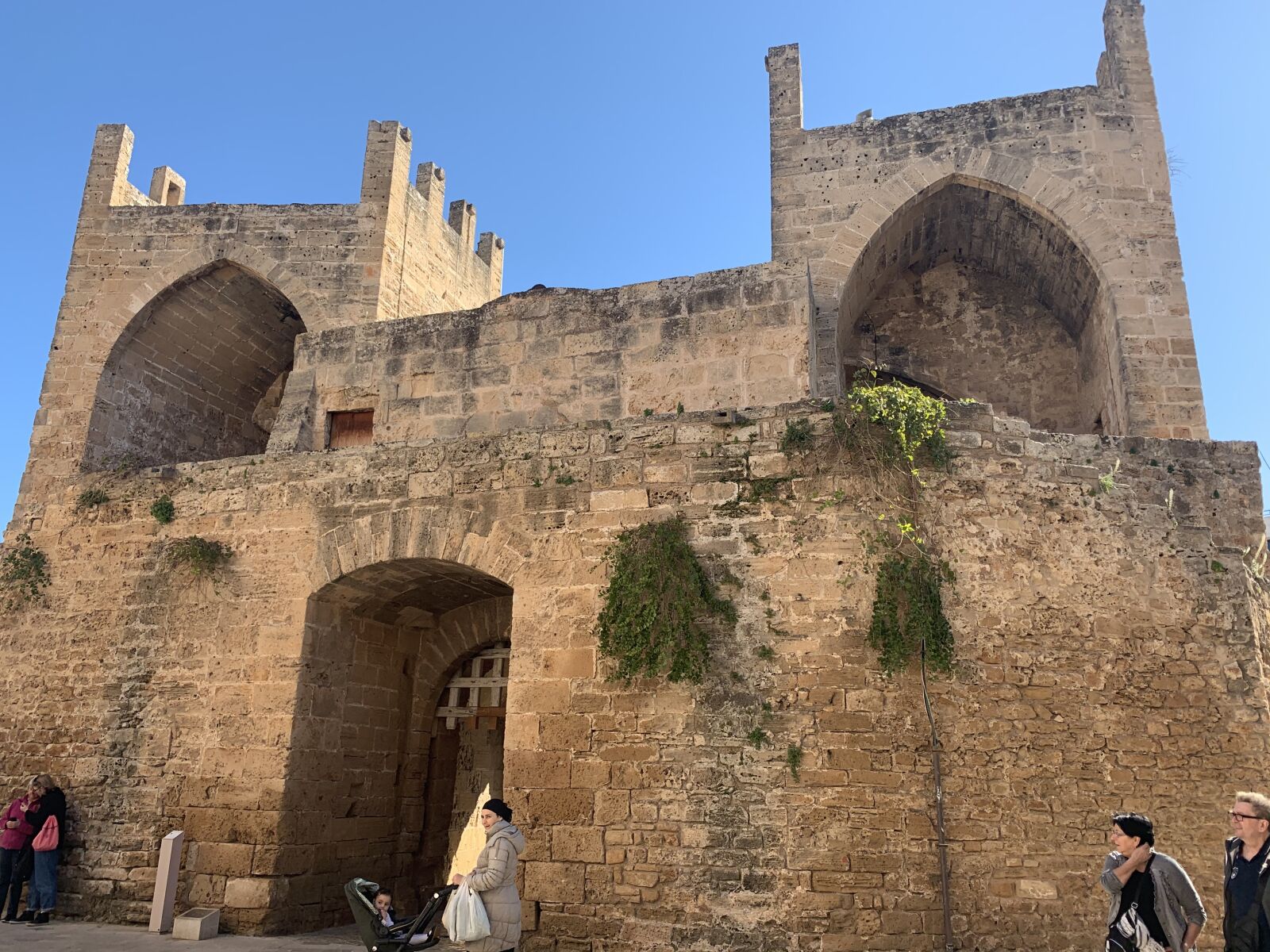 Apple iPhone XR sample photo. City wall, mallorca, defensive photography