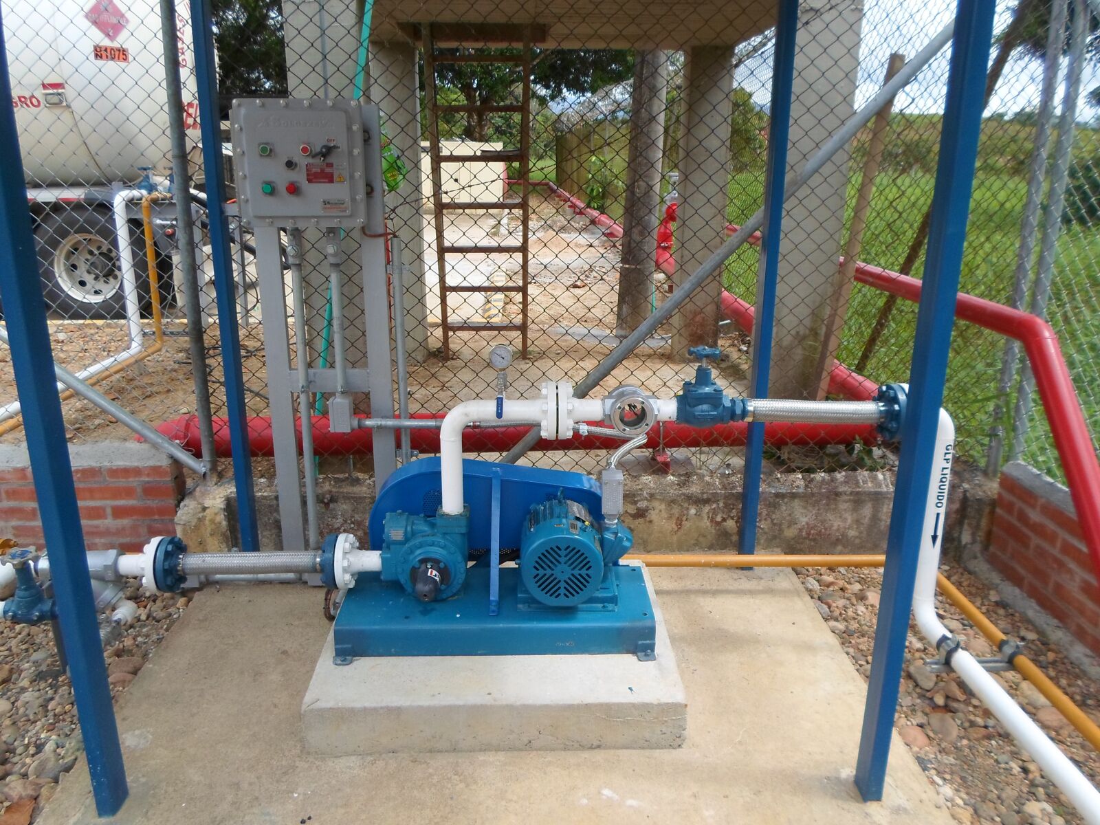Samsung ST66 / ST68 sample photo. Gas, valve, team photography