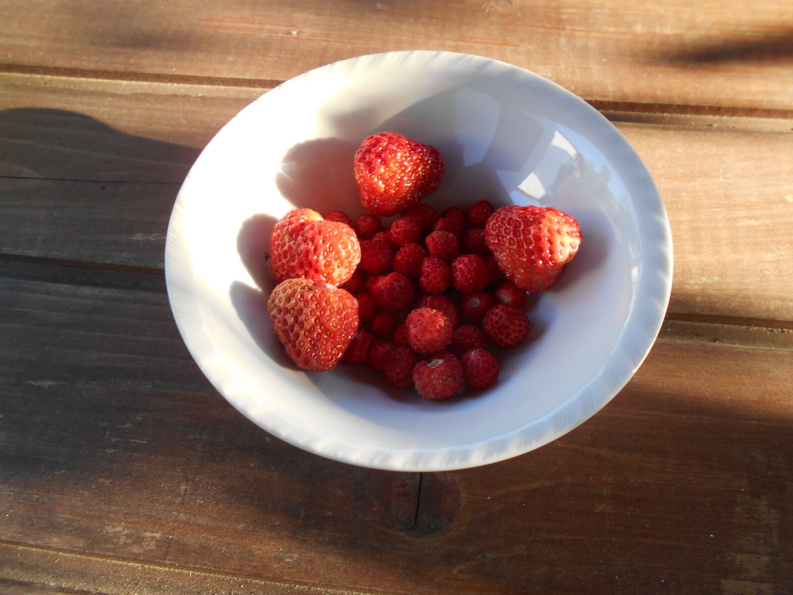Nikon COOLPIX S2800 sample photo. Strawberries, red, food photography