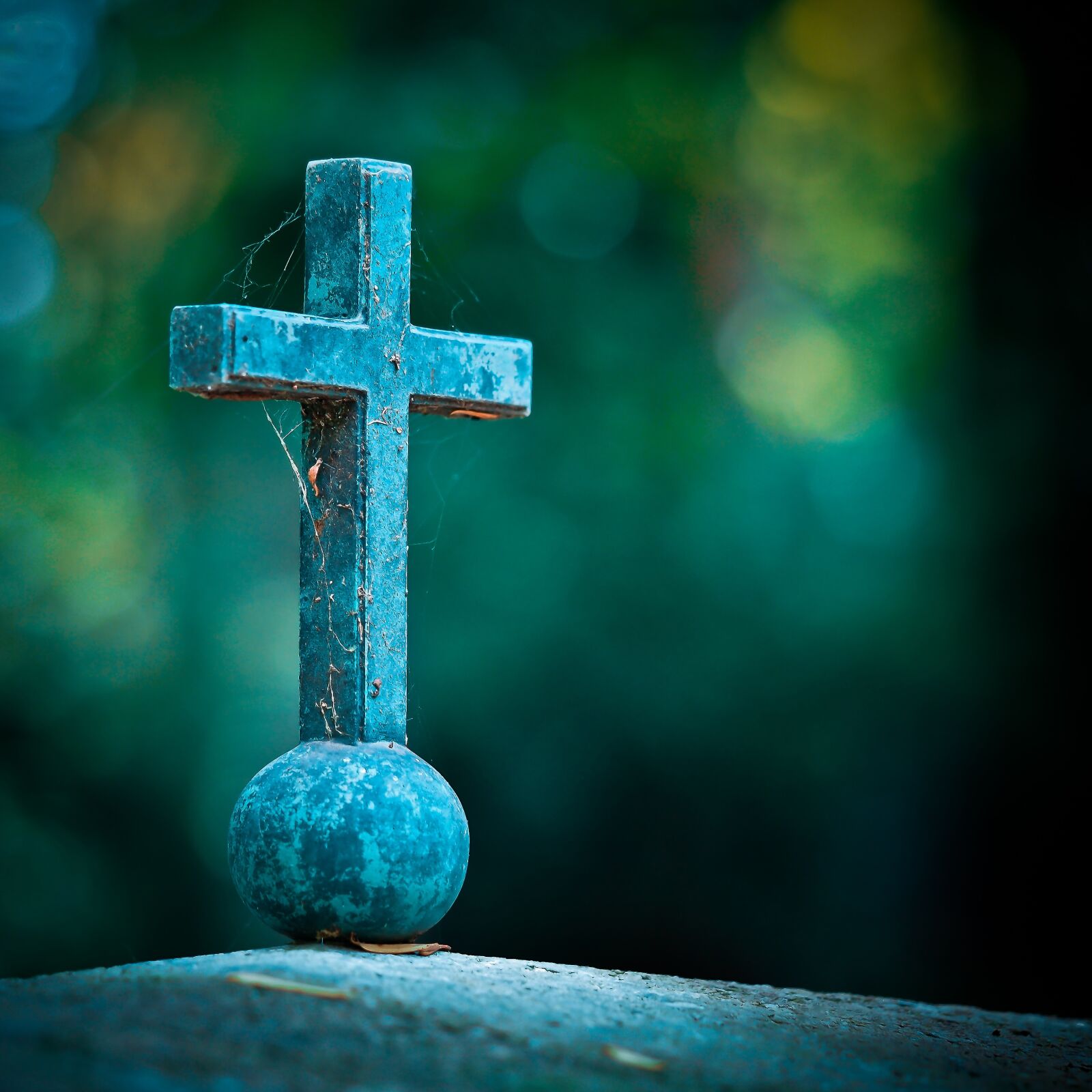 Olympus OM-D E-M10 sample photo. Cross, grave, cemetery photography