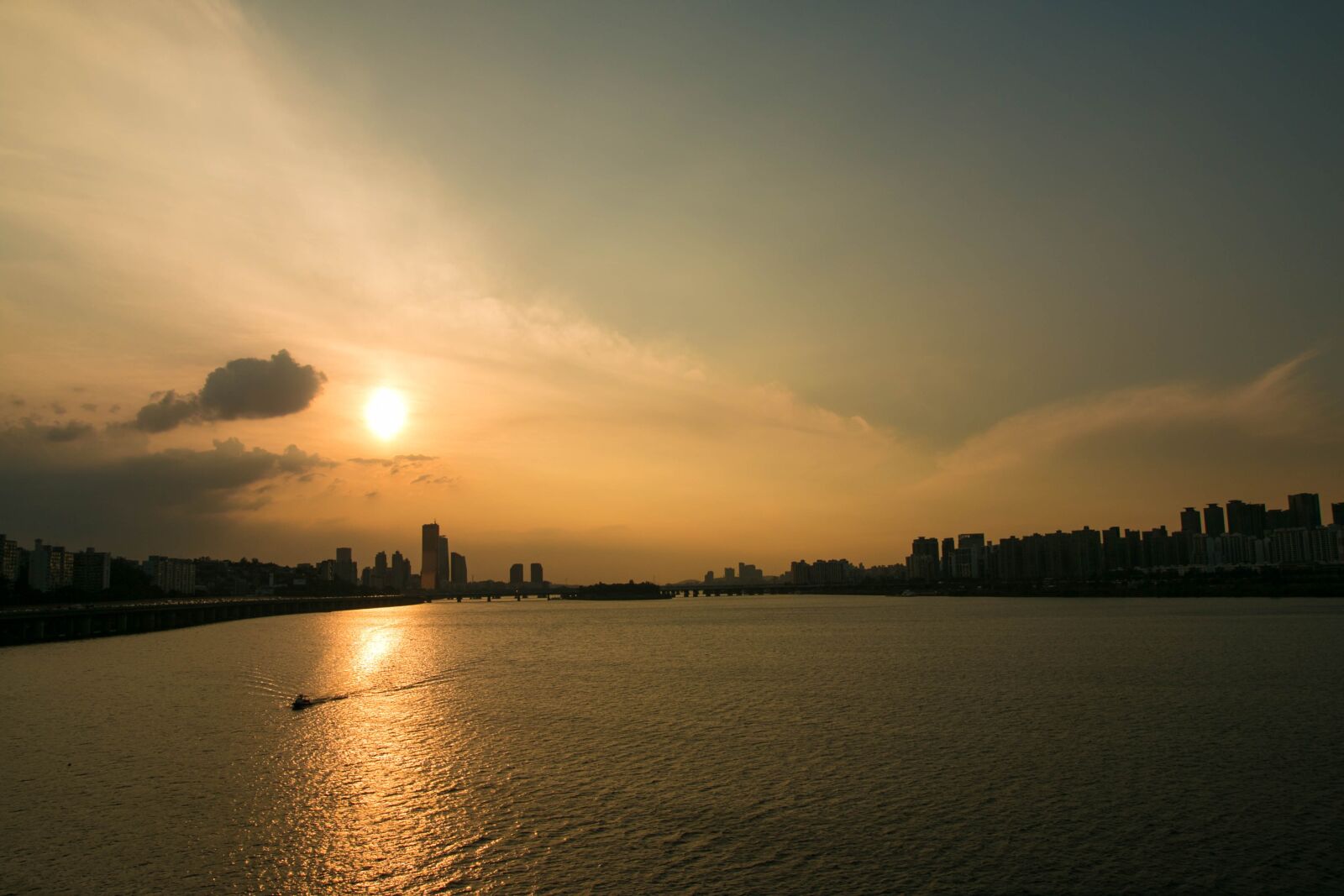 Canon EOS 70D + Sigma 12-24mm f/4.5-5.6 EX DG ASPHERICAL HSM + 1.4x sample photo. Korea, bridge, dongjak photography