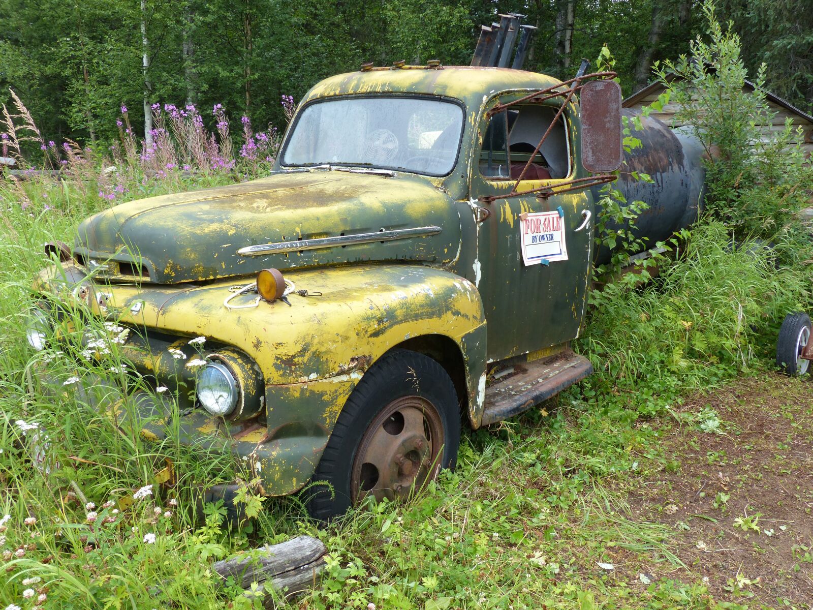 Panasonic Lumix DMC-FZ200 sample photo. Truck, old, rotten photography