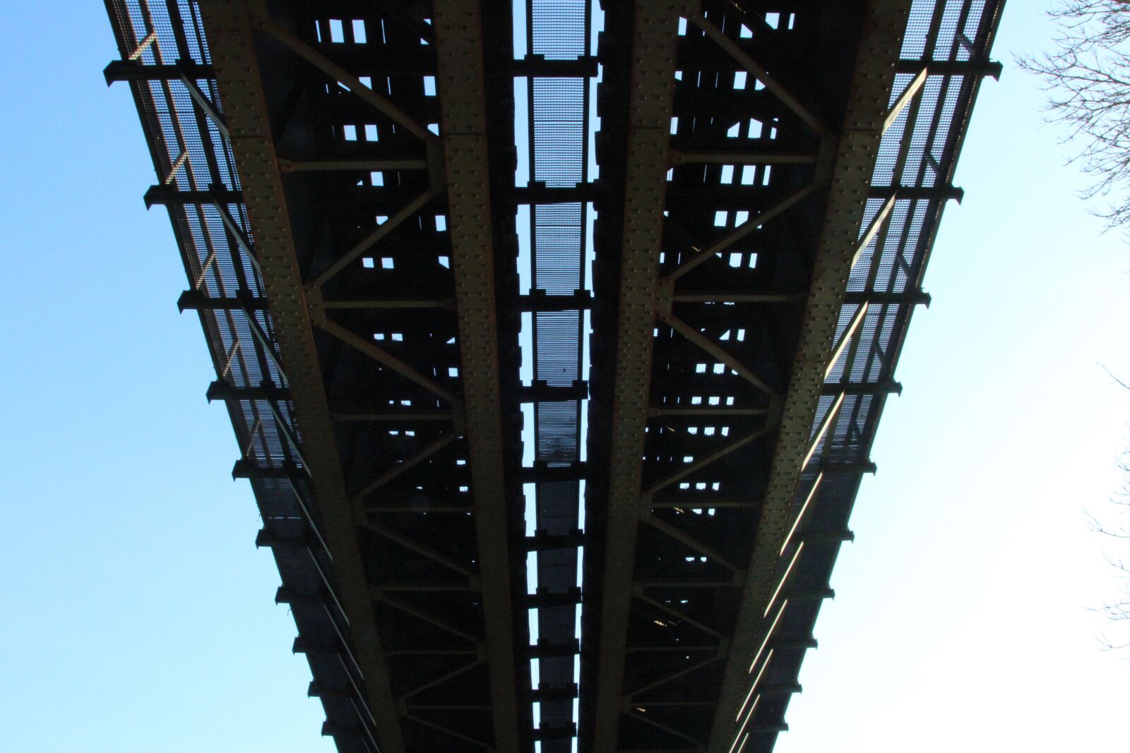 Canon EOS 600D (Rebel EOS T3i / EOS Kiss X5) sample photo. Railway bridge, steel mesh photography