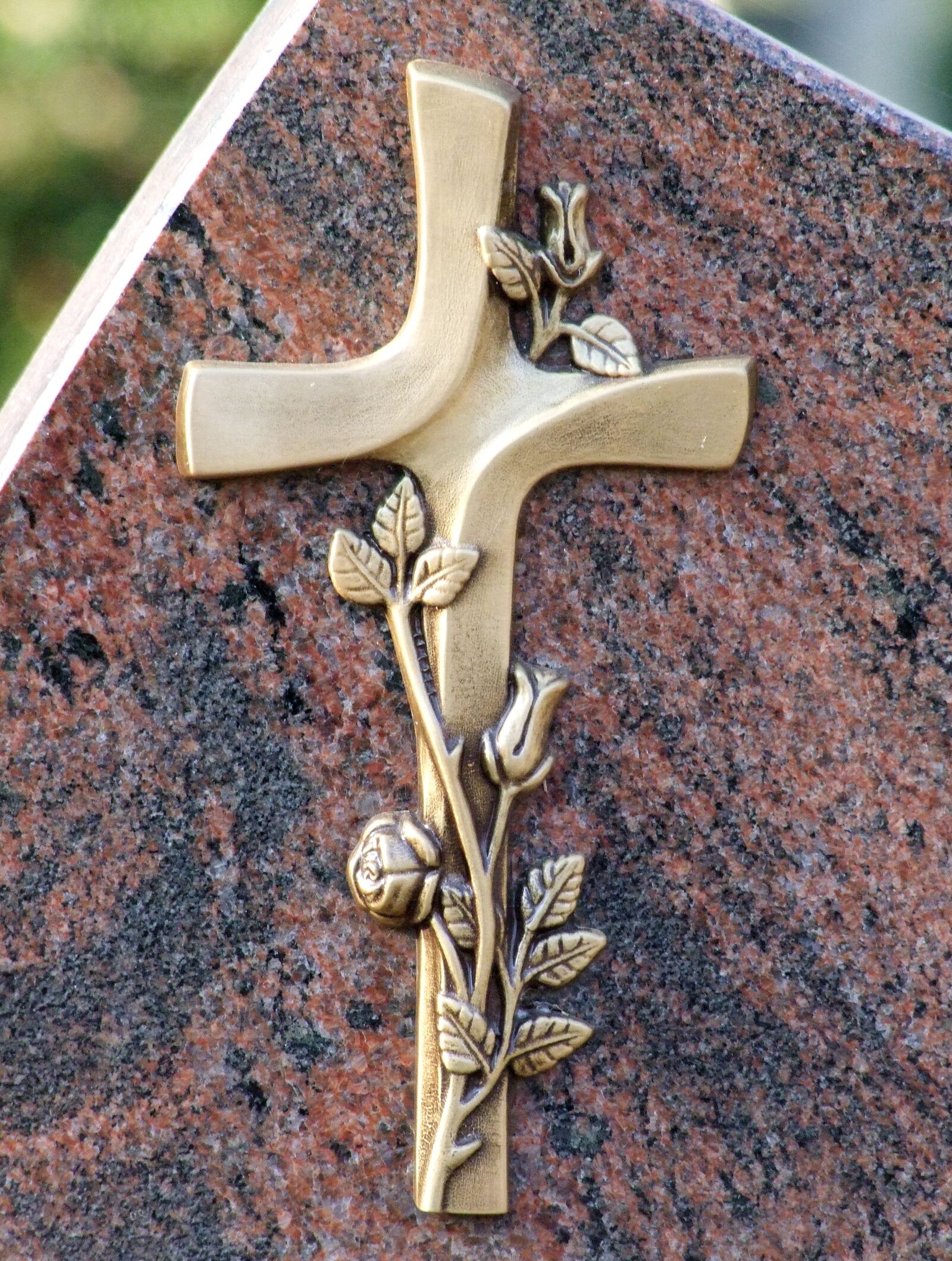 Fujifilm FinePix S100fs sample photo. Cross, tombstone, grief photography