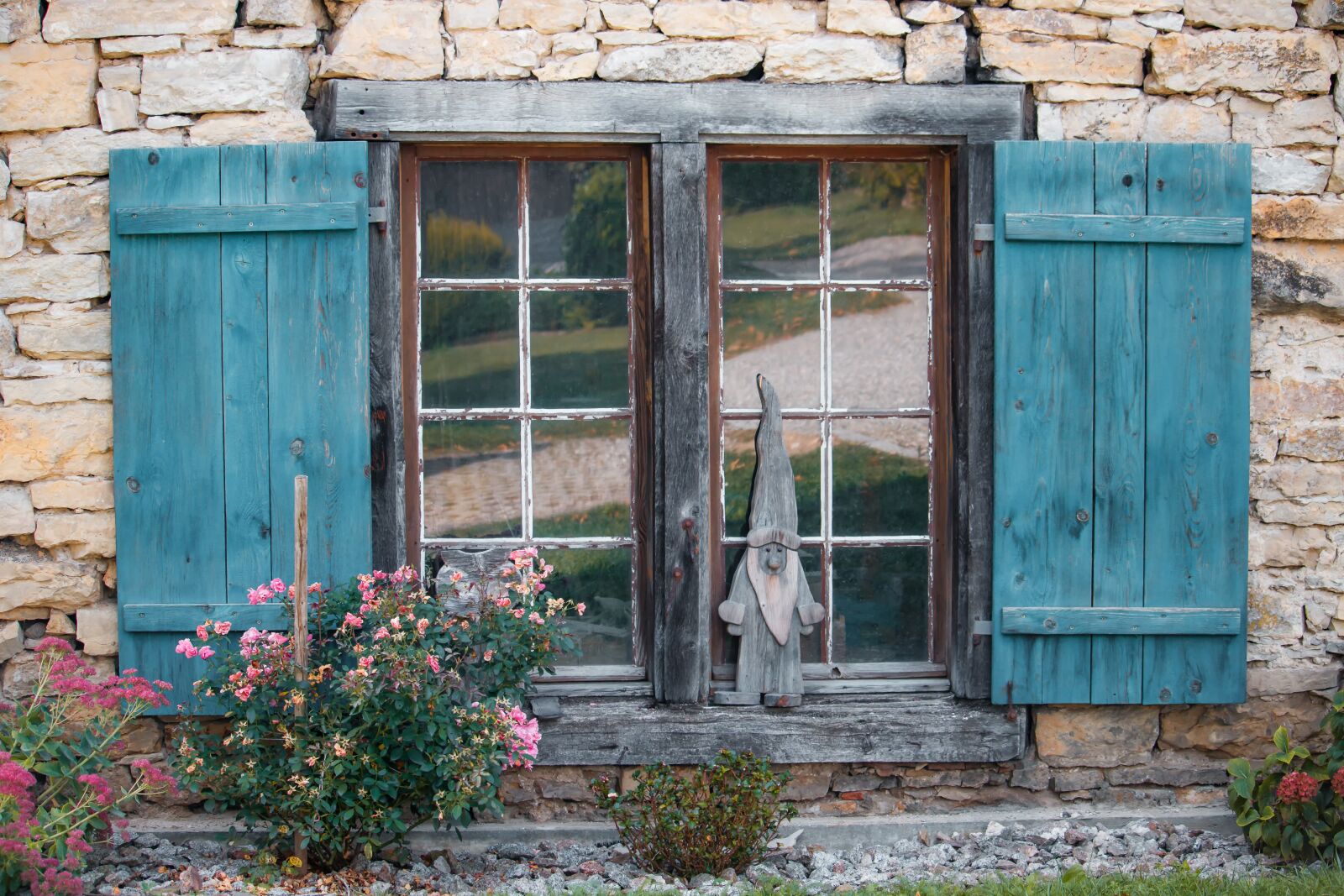 Canon EOS 77D (EOS 9000D / EOS 770D) sample photo. Window, folding shutters, old photography