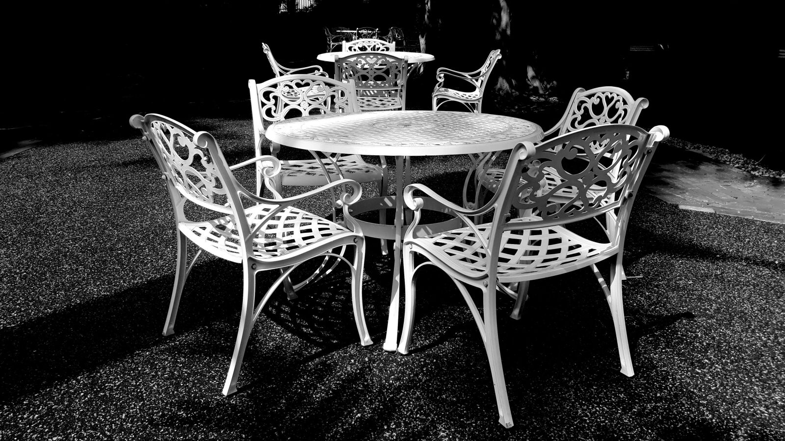 Samsung Galaxy J5 sample photo. Black-and-white image, seating arrangement photography