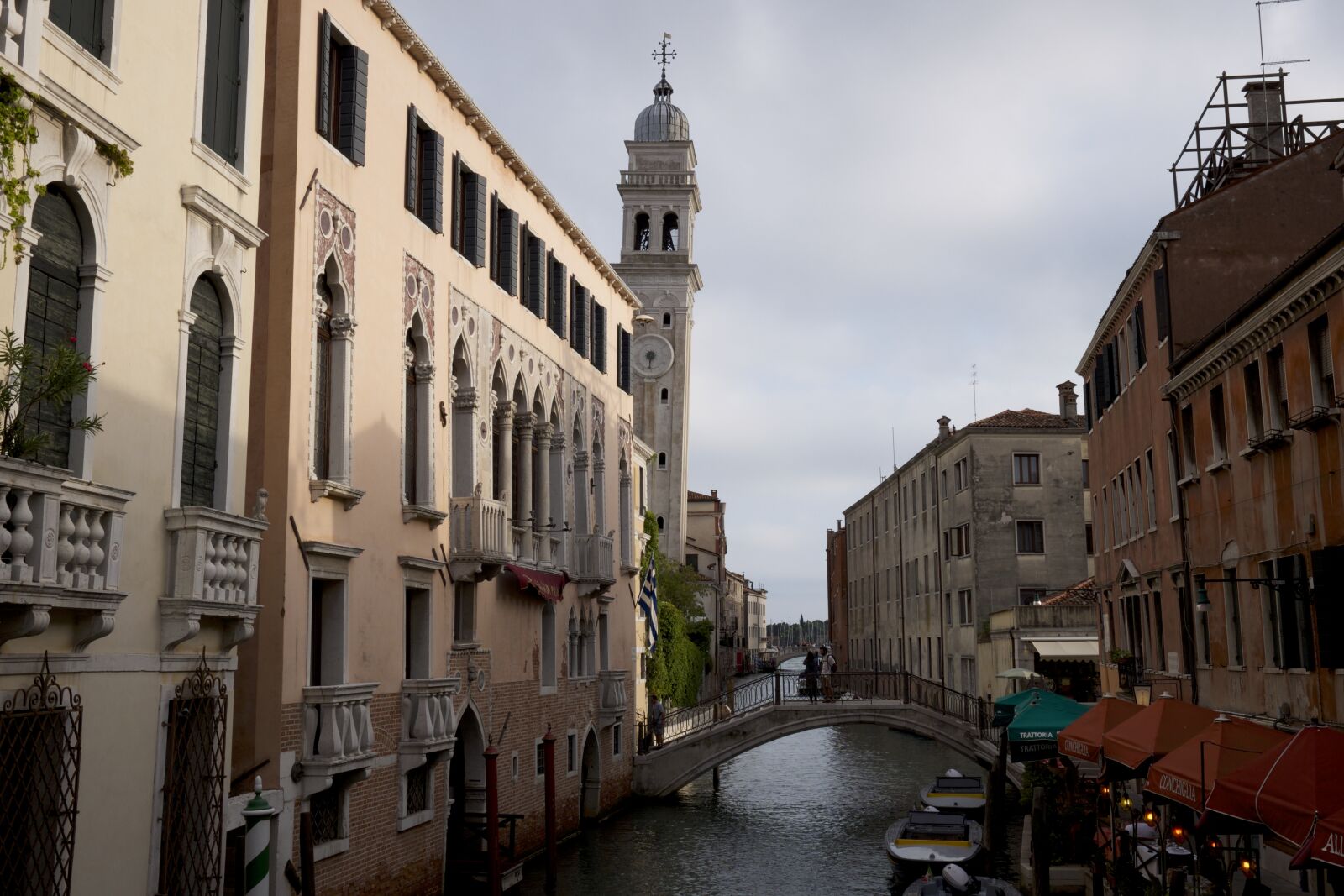 Fujifilm XF 23mm F1.4 R sample photo. Architecture, boat, building, castle photography