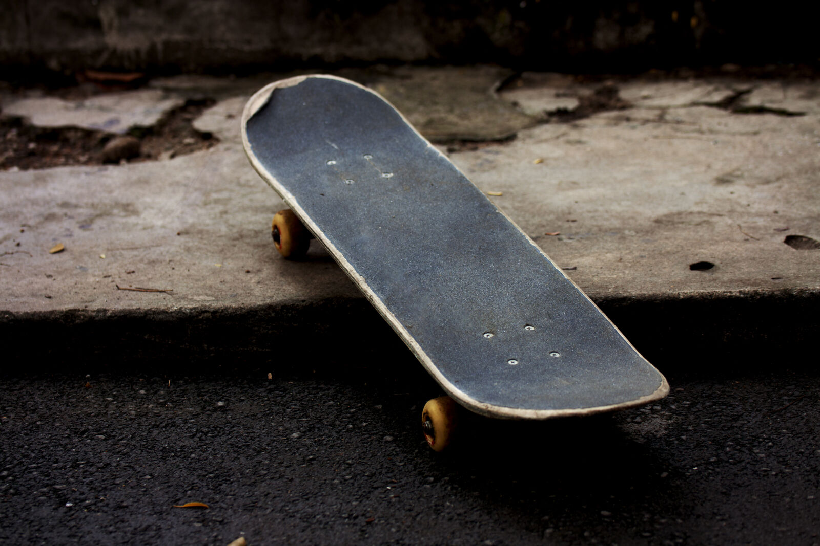 Canon EOS 500D (EOS Rebel T1i / EOS Kiss X3) sample photo. Outdoors, pavement, skateboard, sport photography