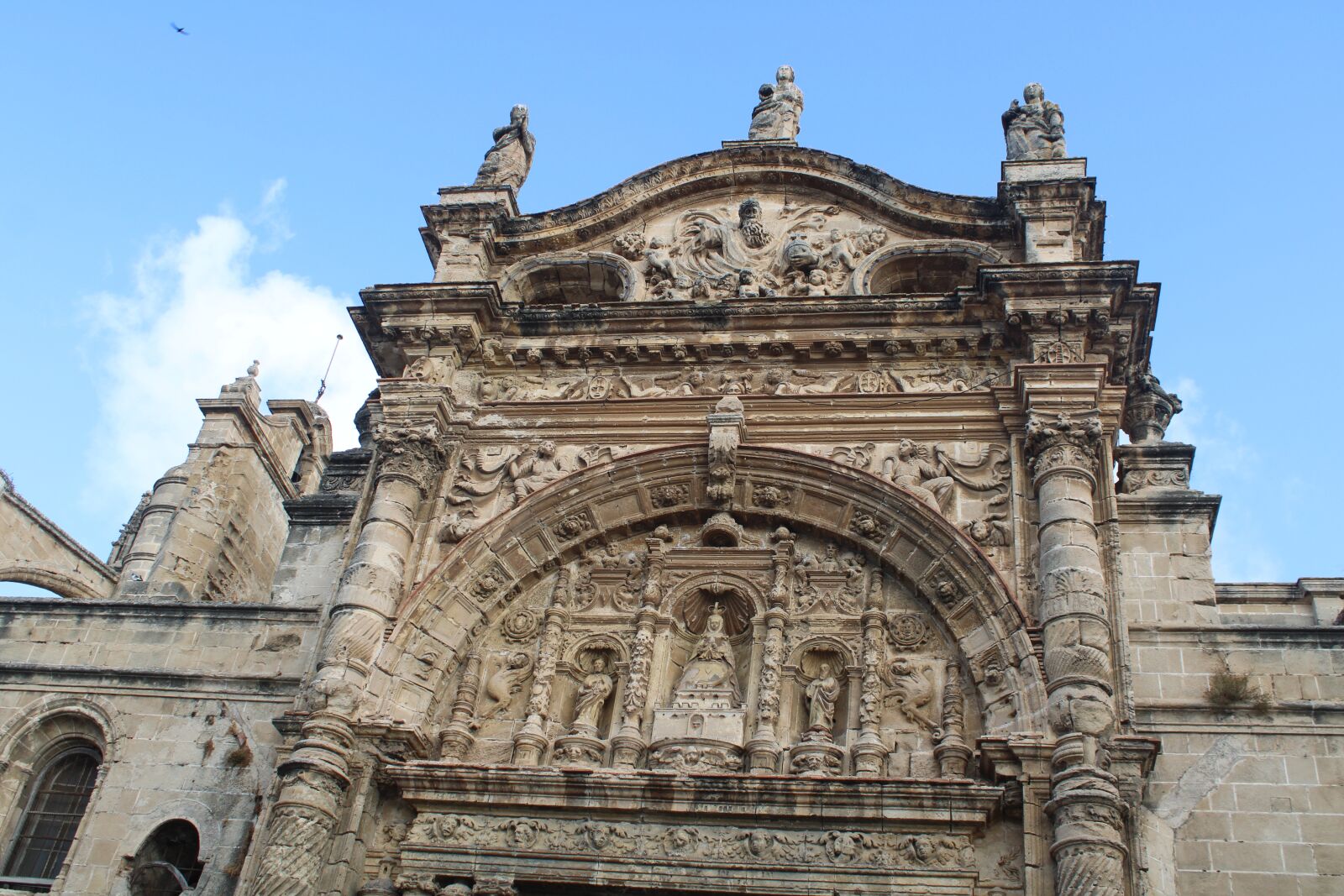 Canon EOS 2000D (EOS Rebel T7 / EOS Kiss X90 / EOS 1500D) sample photo. Basilica, the port of photography