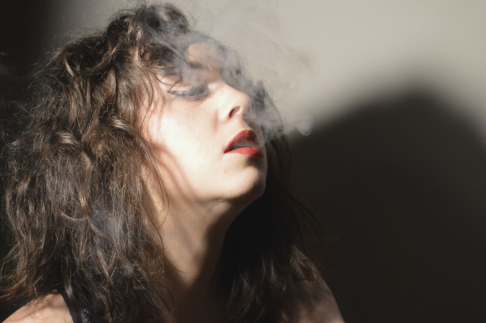 Nikon D3200 sample photo. Smoke, woman, color photography