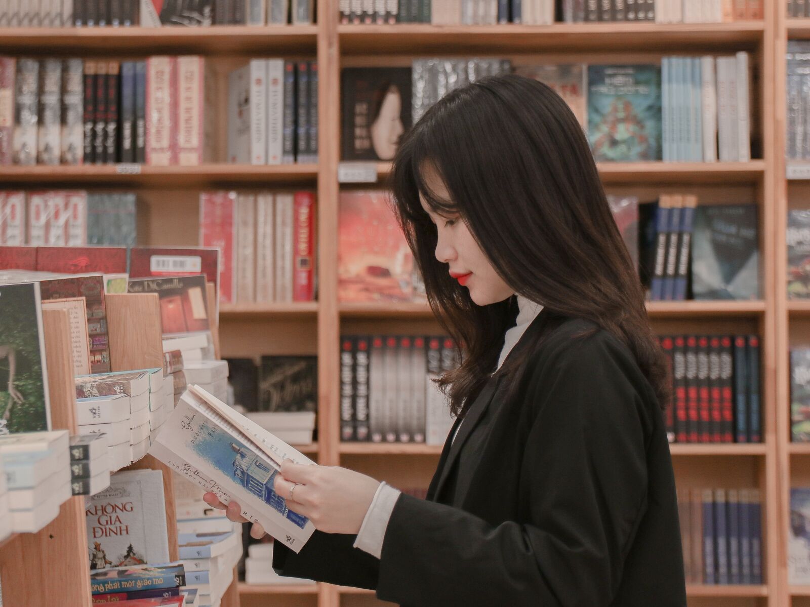 Canon EOS 80D sample photo. Portrait, reading book, bookstore photography