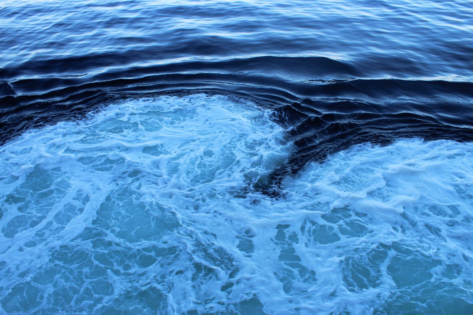 Canon EOS 1300D (EOS Rebel T6 / EOS Kiss X80) sample photo. Sea, wake, wave photography