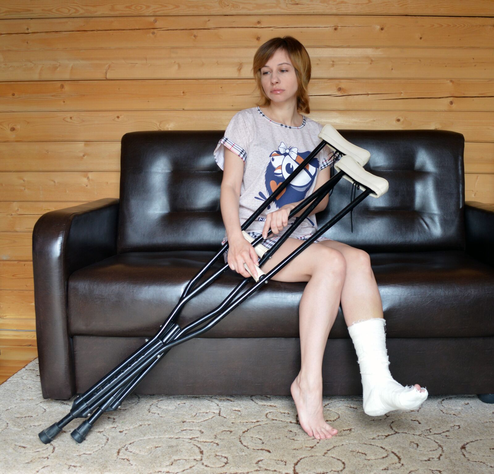 Nikon D3200 sample photo. Trauma, fracture, crutches photography