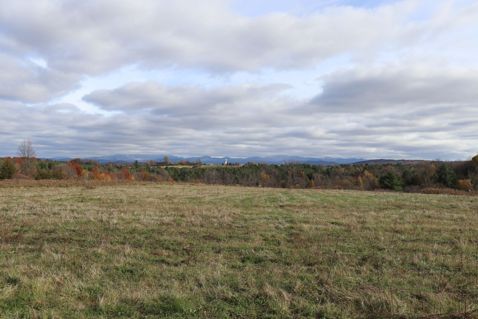 Canon EOS 800D (EOS Rebel T7i / EOS Kiss X9i) + Canon EF-S 18-135mm F3.5-5.6 IS STM sample photo. View, sky, vermont photography