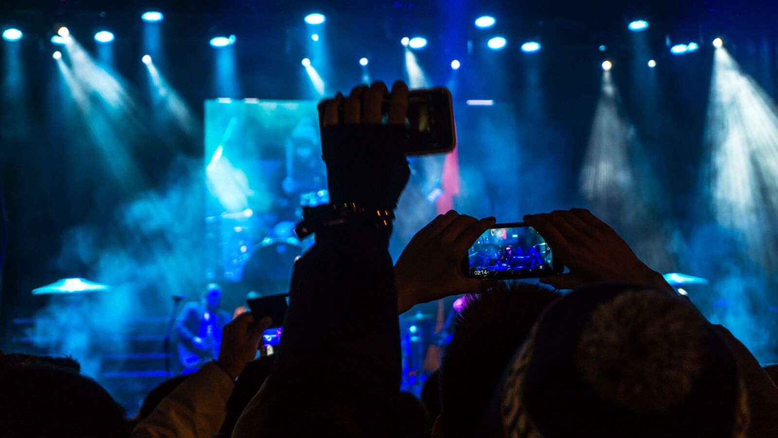 Sony a6000 sample photo. Audience, band, blur photography