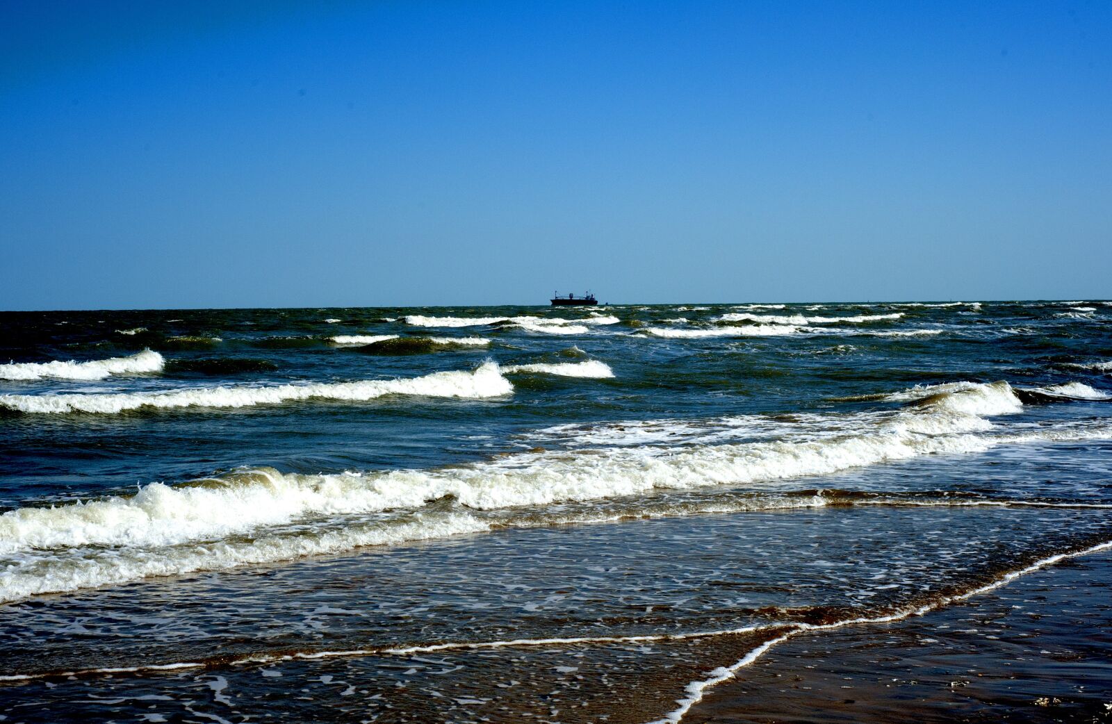 Nikon D700 sample photo. The waves, beach, spray photography
